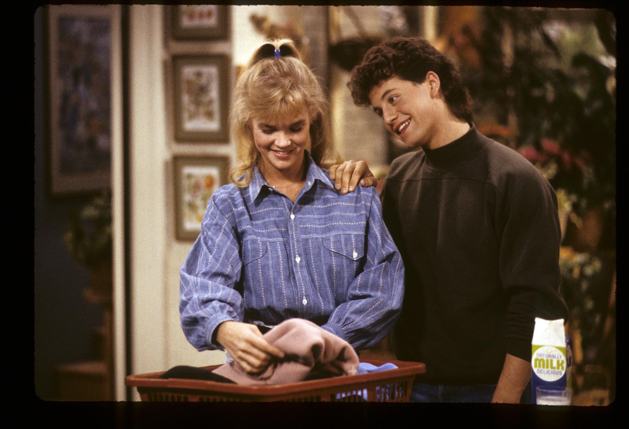 Julie McCullough et Kirk Cameron pour "Quoi de neuf docteur" en 1989 | Source : Getty Images