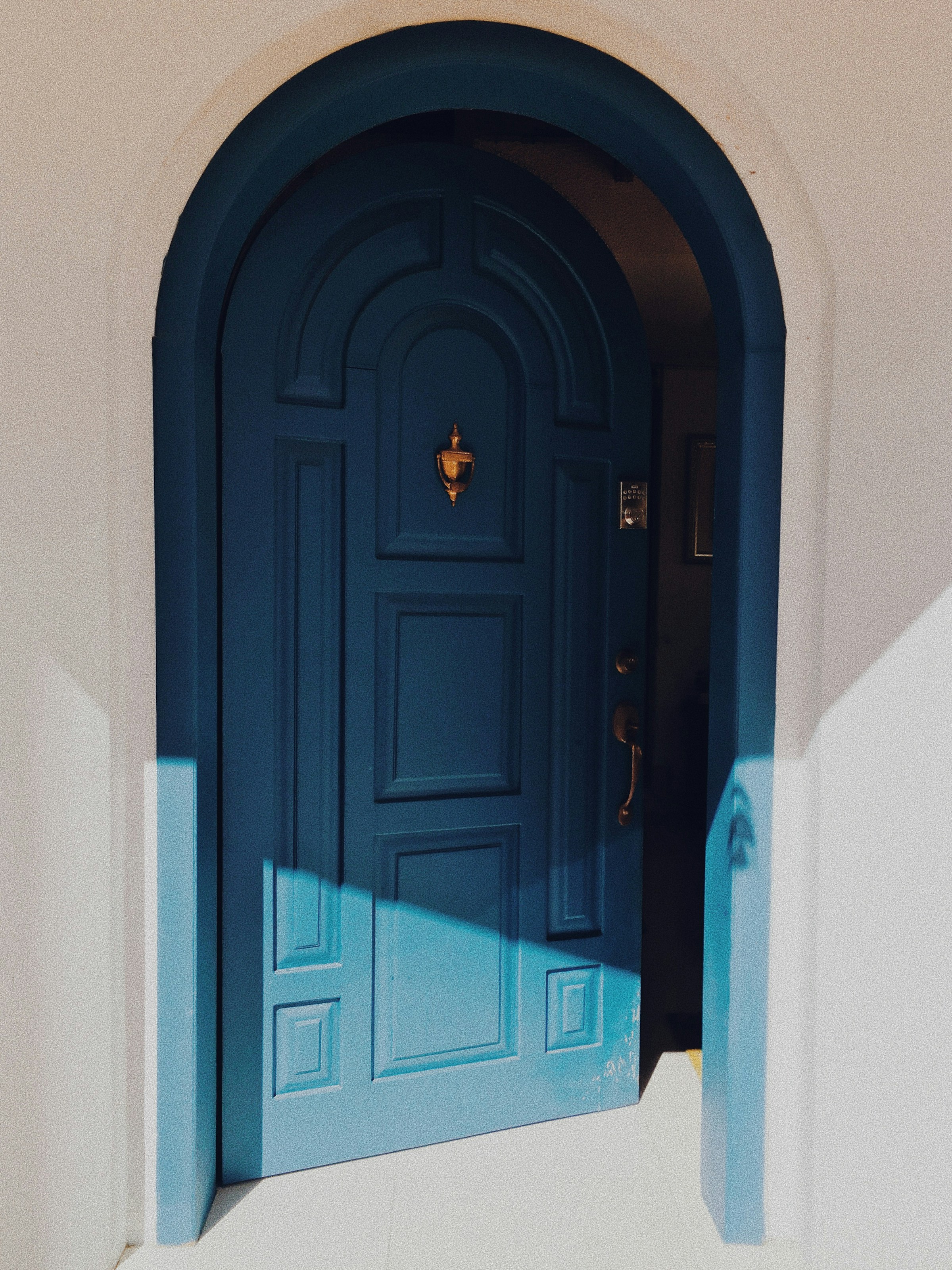 Une porte d'entrée ouverte | Source : Unsplash