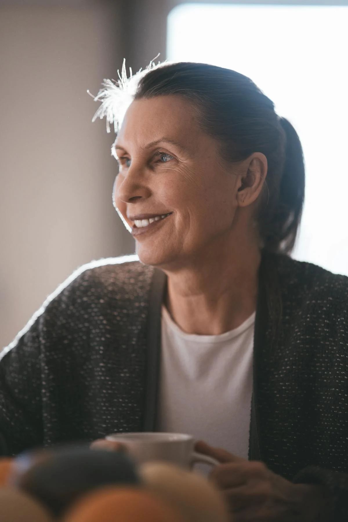 Une femme au sourire crispé | Source : Pexels