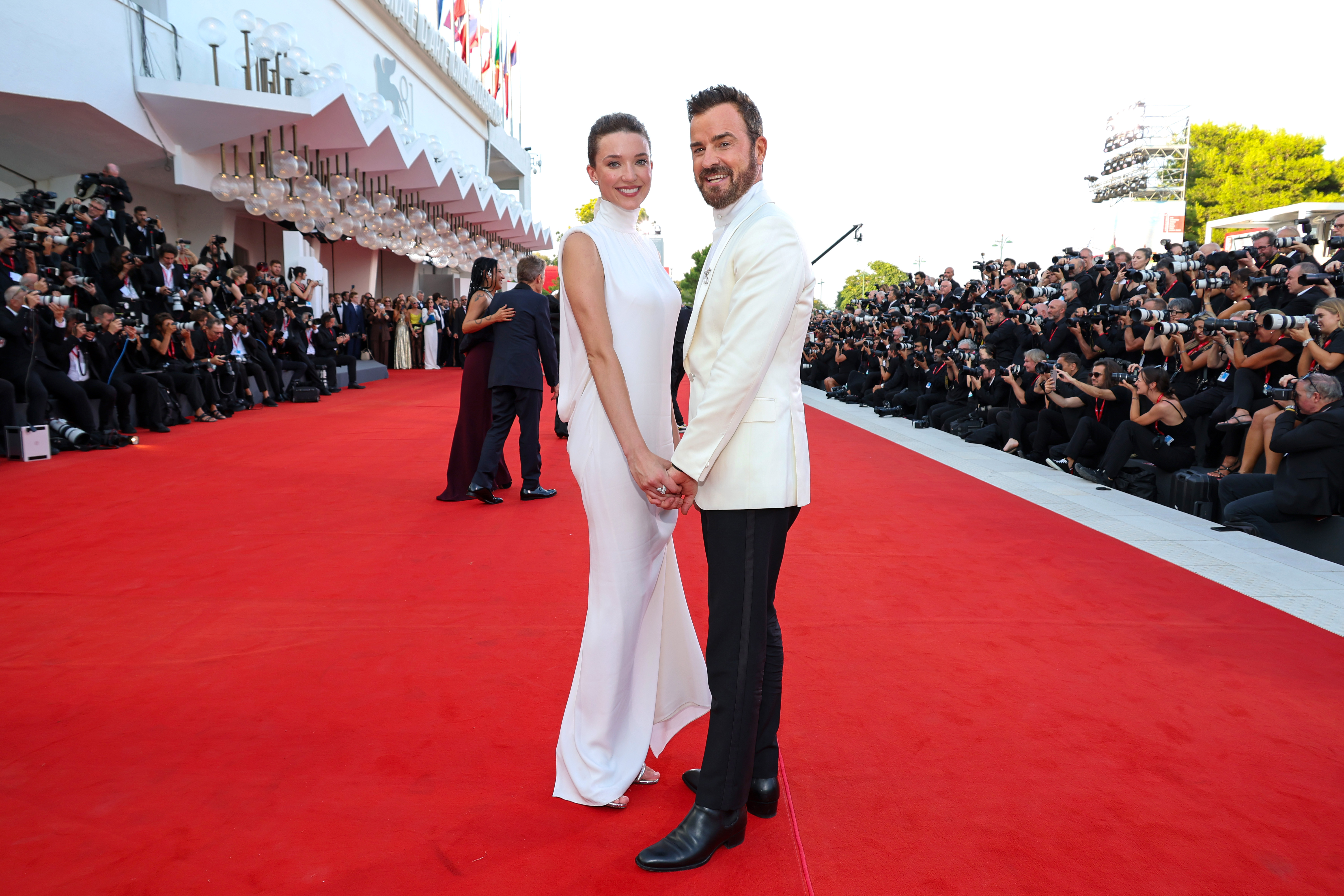 Nicole Brydon Bloom et Justin Theroux se tiennent la main sur le tapis rouge pour la première de "Beetlejuice Beetlejuice" lors du 81e Festival international du film de Venise, à Venise, en Italie, le 28 août 2024 | Source : Getty Images