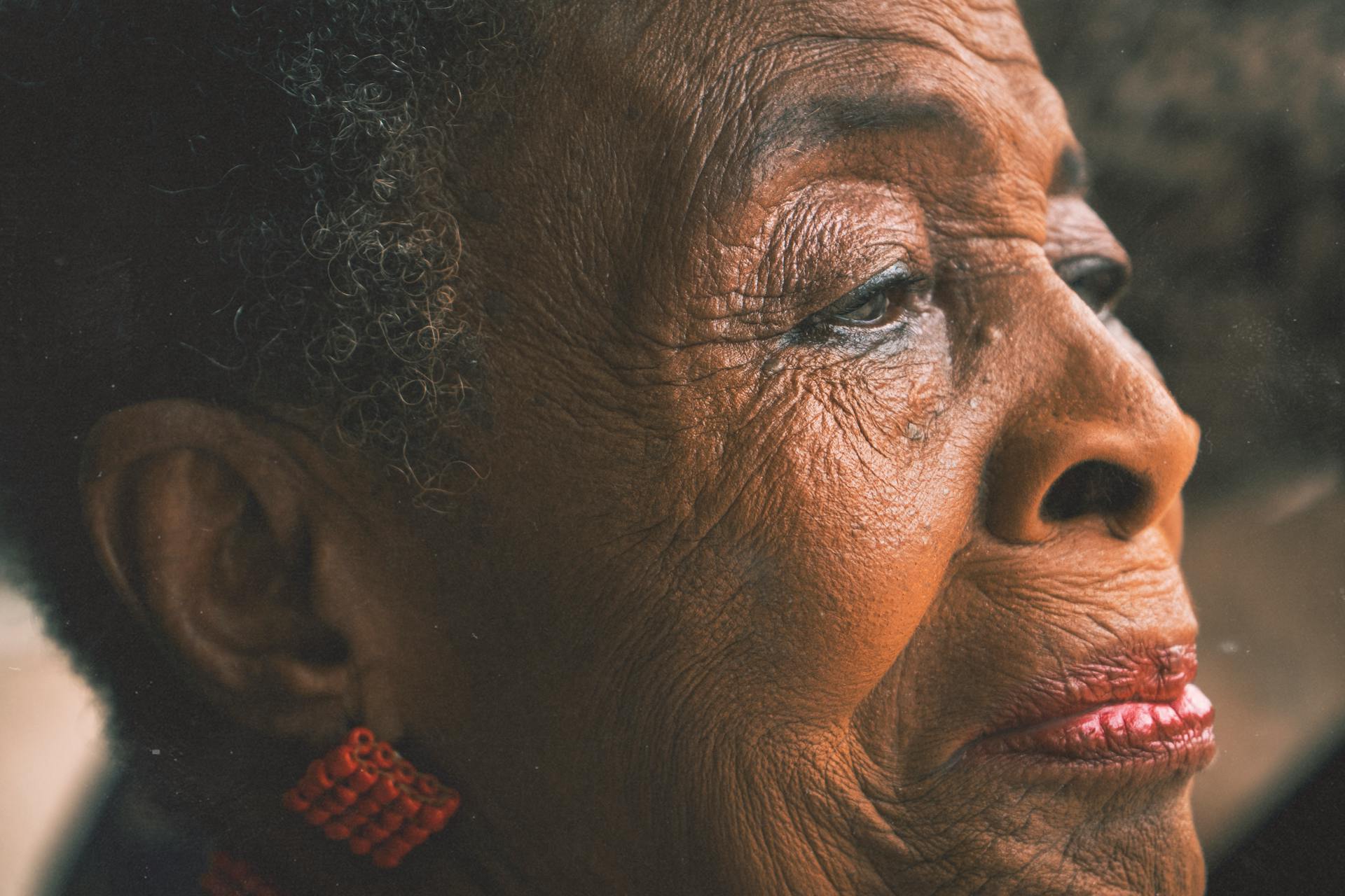 Une femme âgée avec des larmes dans les yeux | Source : Pexels