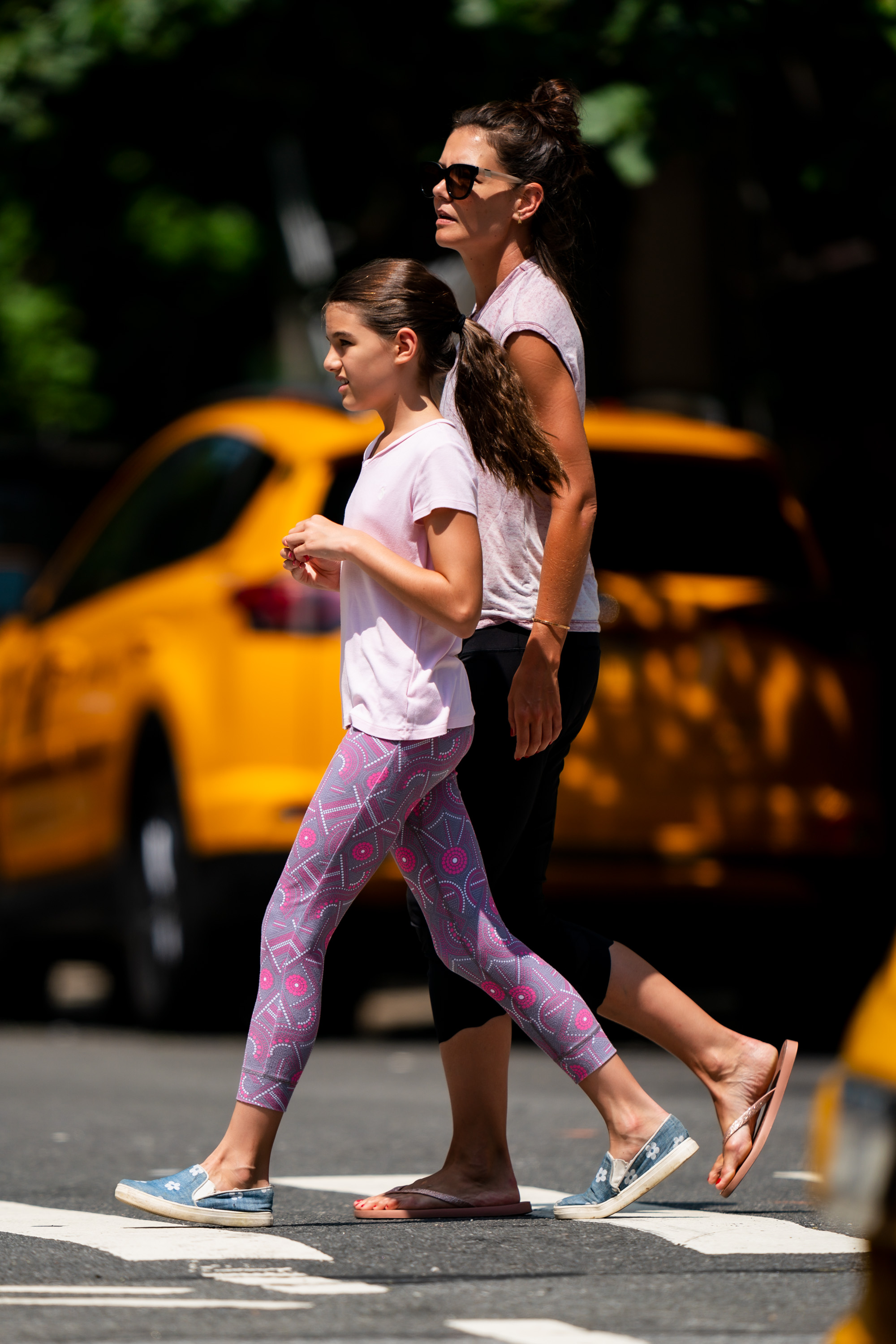 Katie Holmes et Suri Cruise repérées dans l'Upper West Side le 22 juillet 2019 à New York. | Source : Getty Images