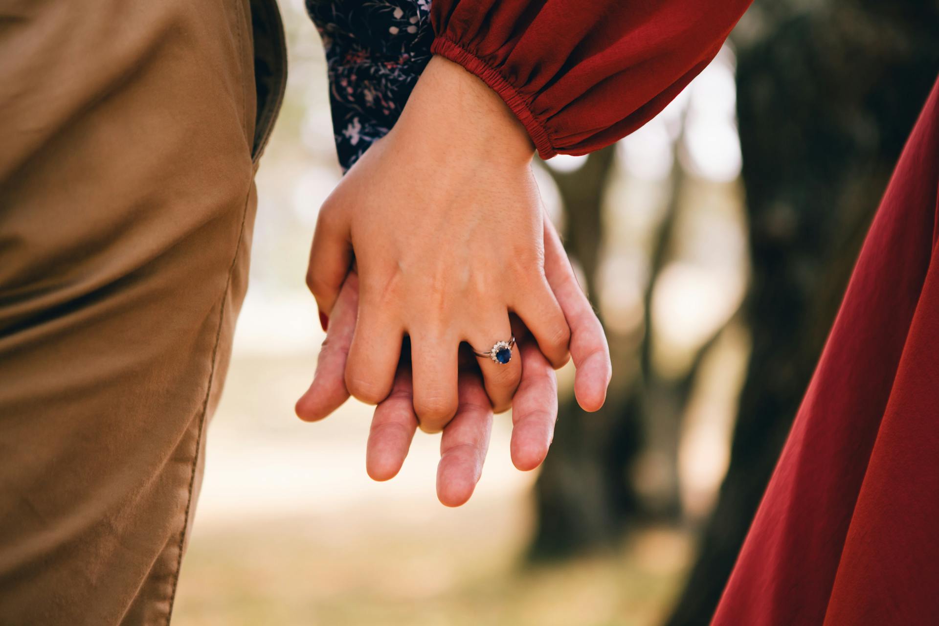 Un couple se tenant par la main | Source : Pexels