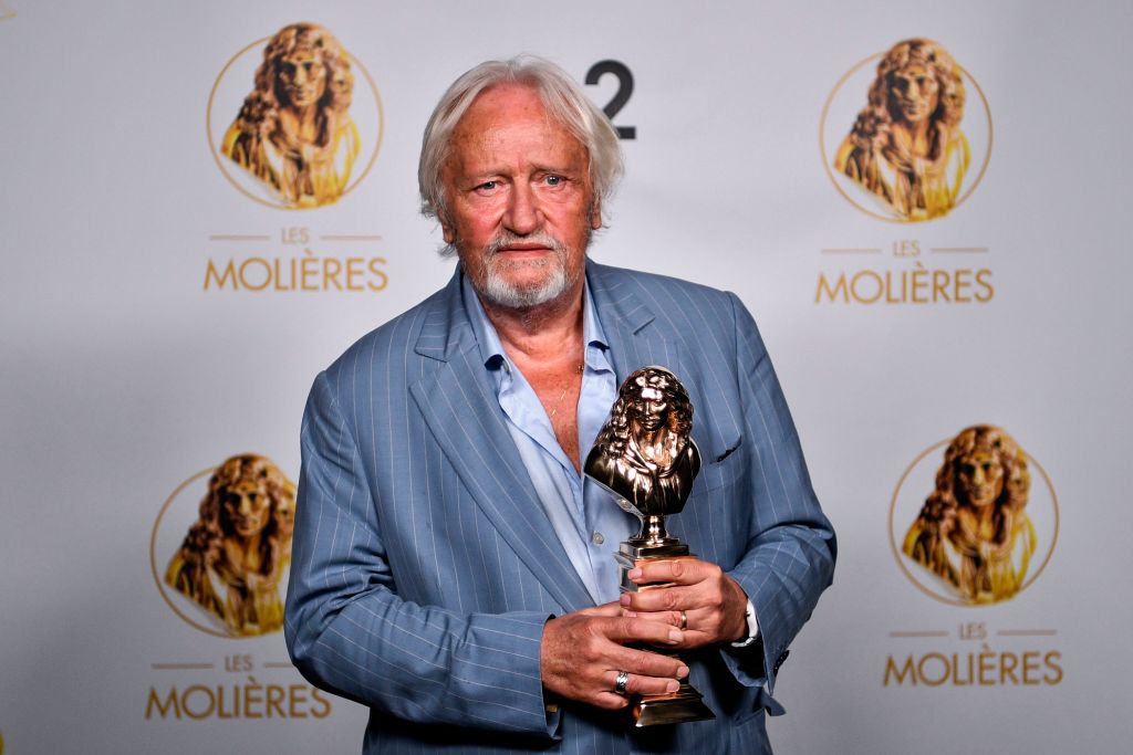 Niels Arestrup pose avec son trophée après avoir reçu le Molière du comédien dans une pièce privée lors de la cérémonie de remise des 32e Molières, le prix de théâtre le plus prestigieux en France, au Théâtre du Châtelet à Paris le 21 juin 2020. | Source : Getty Images