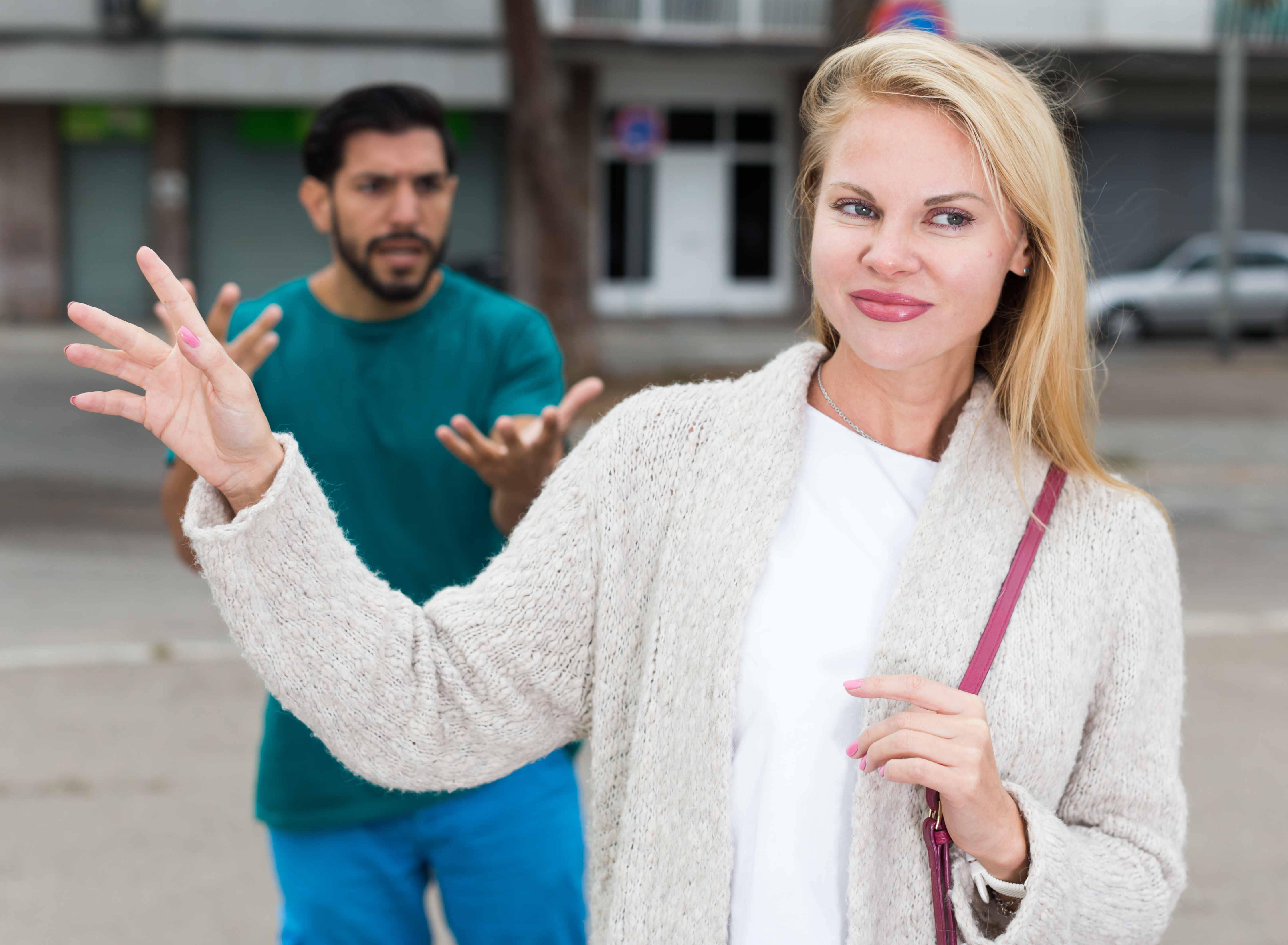 Une femme souriante, quittant les lieux après une dispute | Source : Getty Images