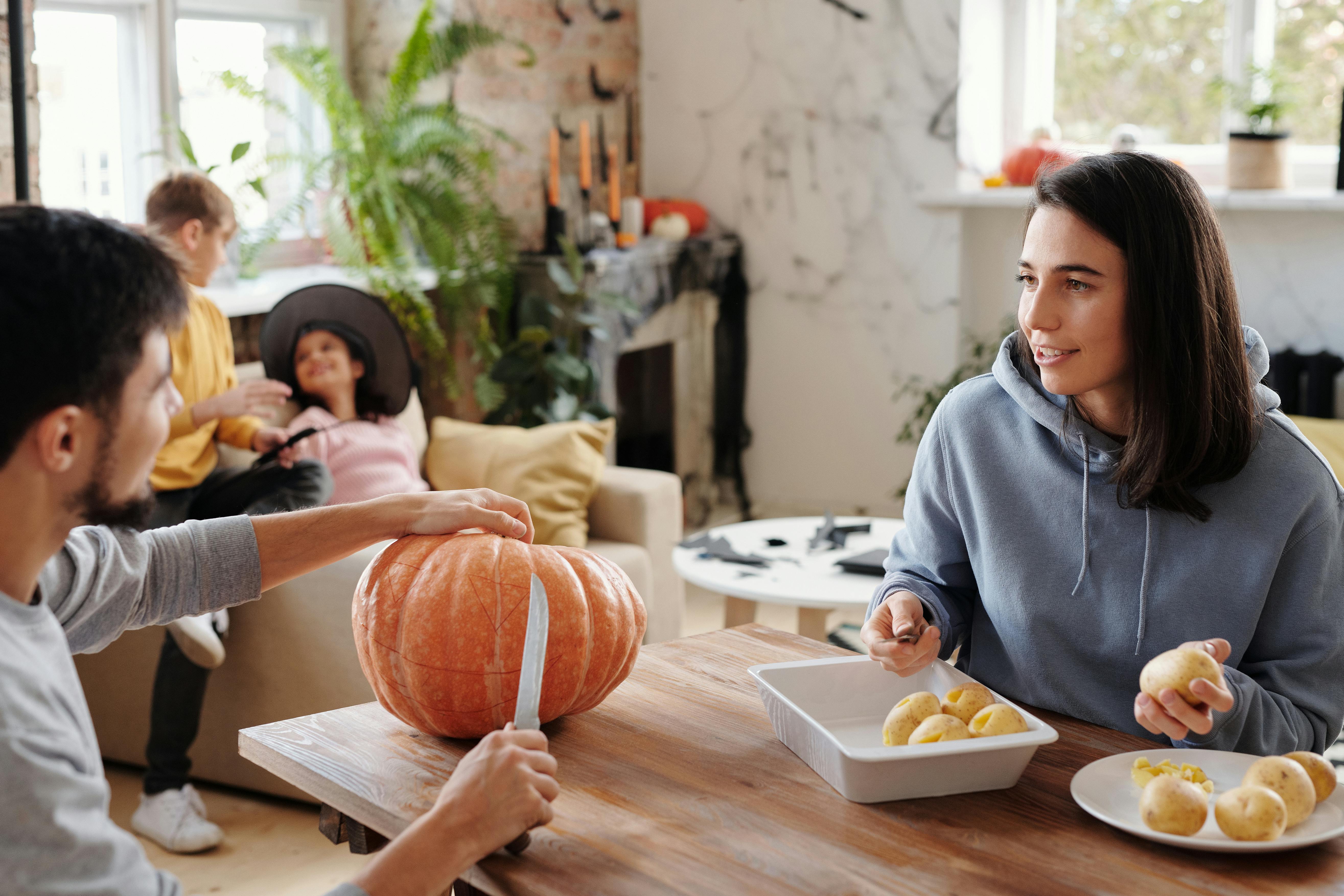 Une famille qui prépare le repas ensemble | Source : Pexels