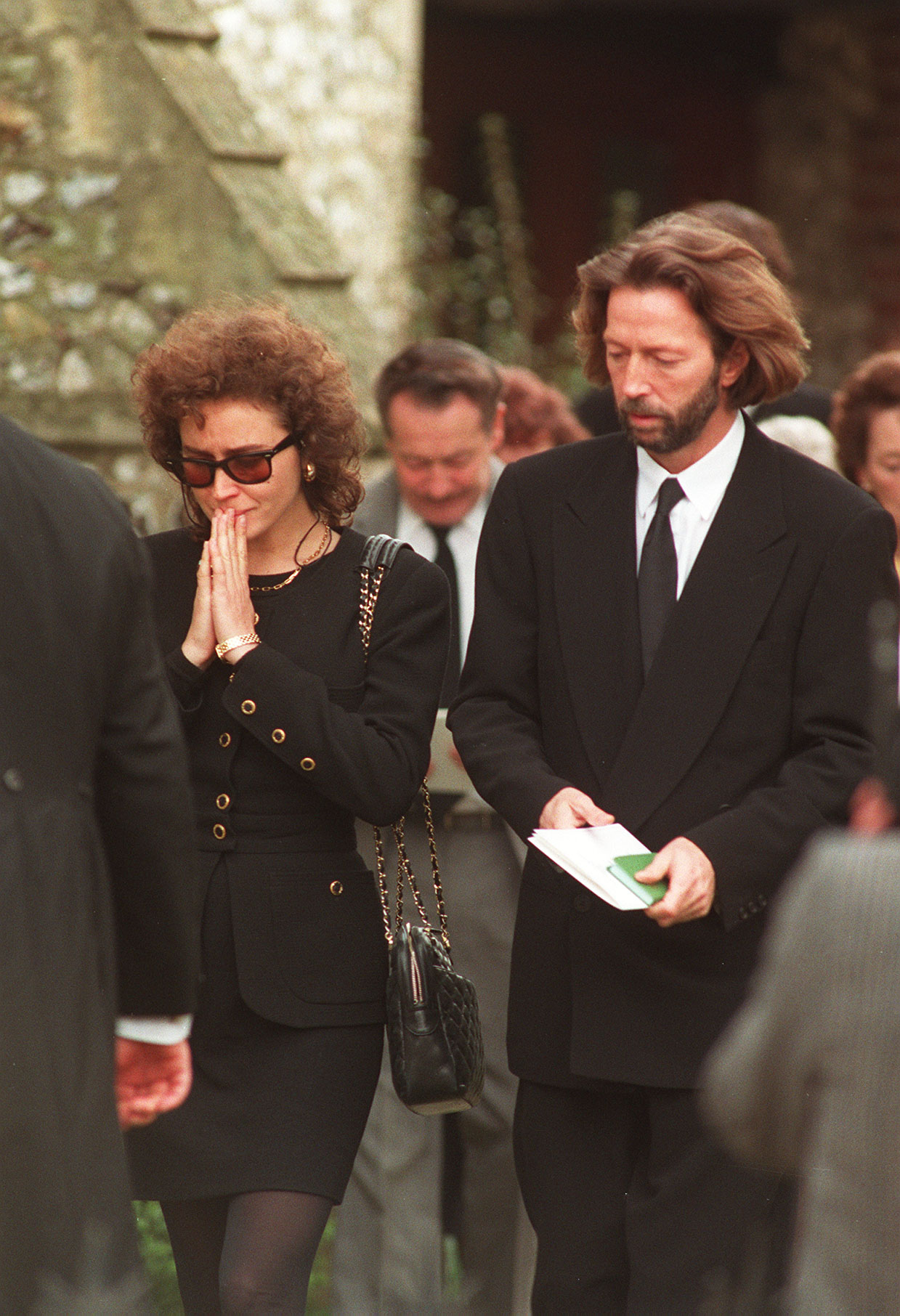 Lory del Santo et Eric Clapton assistant aux funérailles de leur fils à l'église St. Mary Magdalen dans le Surrey, 1991 | Source : Getty Images