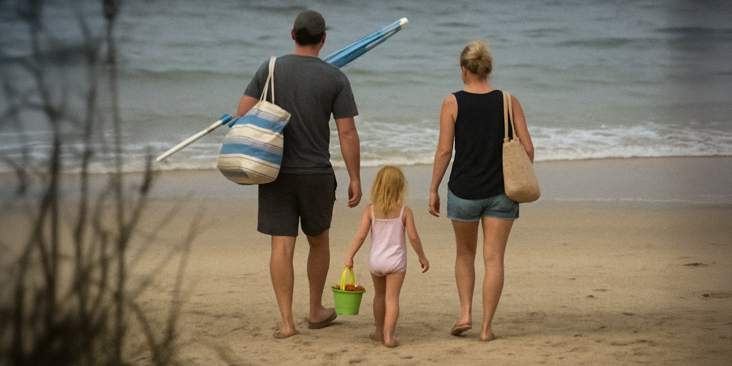 Famille sur la plage. | Source : Sora