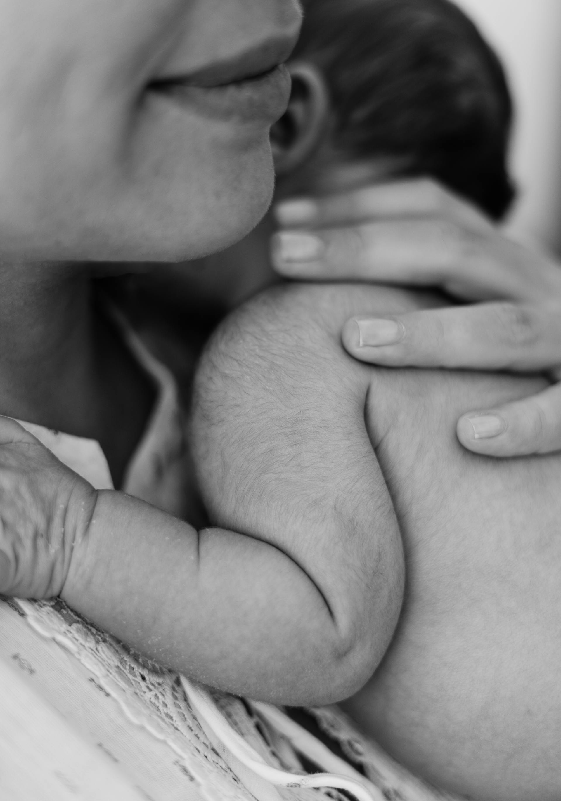 Gros plan d'une mère tenant son nouveau-né | Source : Pexels