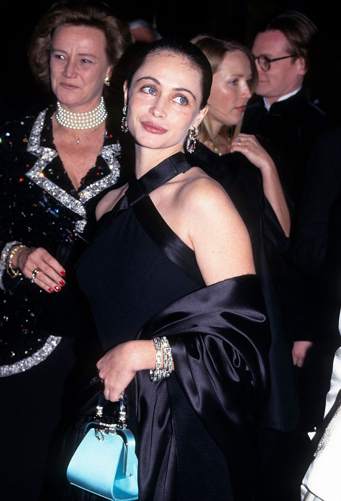 Voici une photo d'Emmanuelle Béart à l'avant-première de "The Insider", New York, dans les années 1990. Elle est vêtue d'une tenue noire, avec un sac bleu.