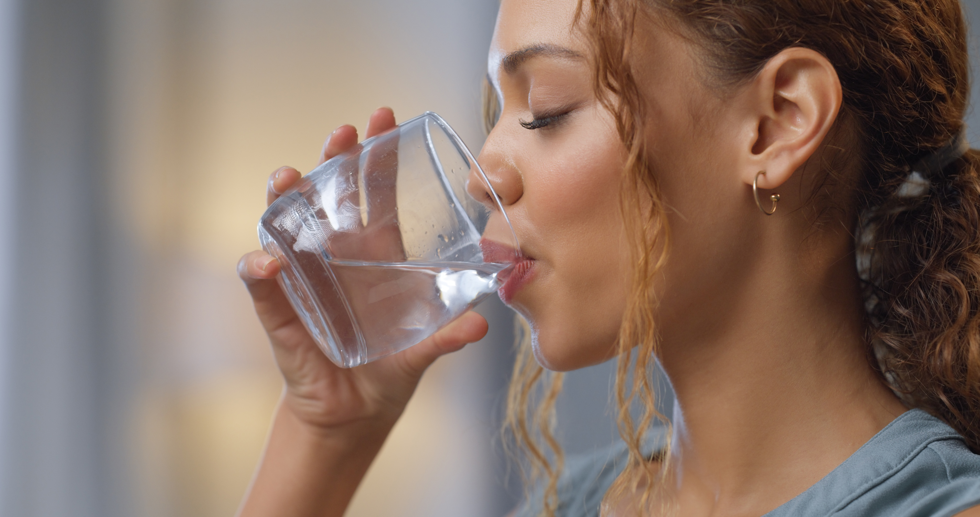 Une femme buvant un verre d'eau | Source : Getty Images