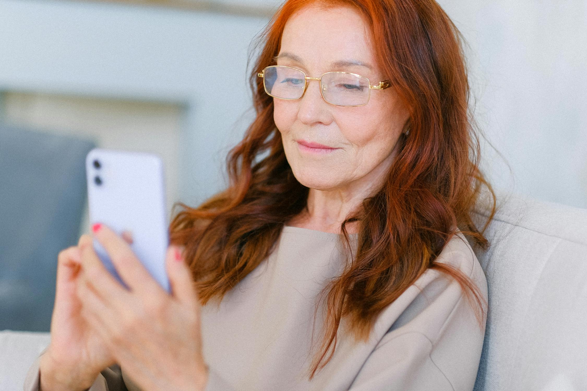 Une femme d'âge mûr qui regarde son téléphone | Source : Pexels