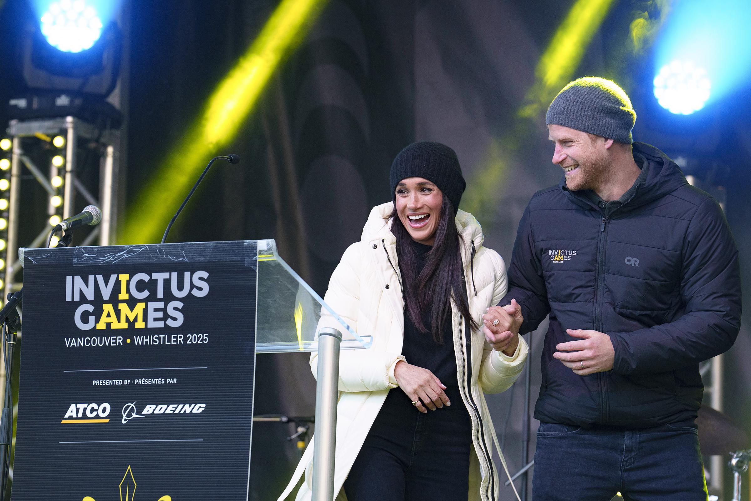 Le prince Harry, duc de Sussex, est rejoint par Meghan, duchesse de Sussex, après avoir prononcé un discours lors de la réception de bienvenue des Invictus Games Vancouver Whistler 2025 Nation Home à Whistler, Canada, le 10 février 2025 | Source : Getty Images