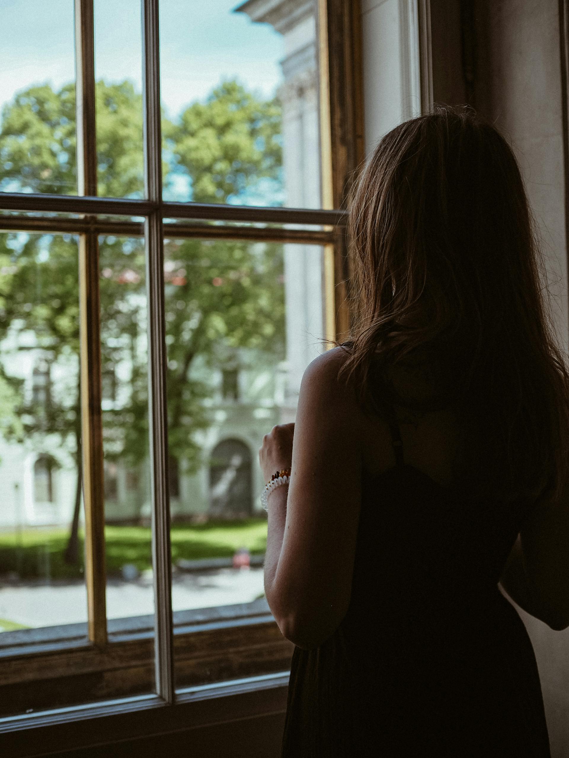 Une femme debout près d'une fenêtre | Source : Pexels