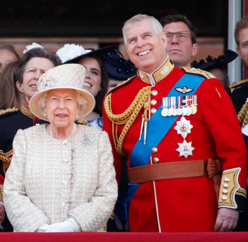 La reine Elizabeth II et le prince Andrew, duc d'York, regardent un défilé aérien depuis le balcon du palais de Buckingham pendant Trooping The Colour, le défilé annuel d'anniversaire de la reine, le 8 juin 2019 à Londres, en Angleterre. | Source : Getty Images