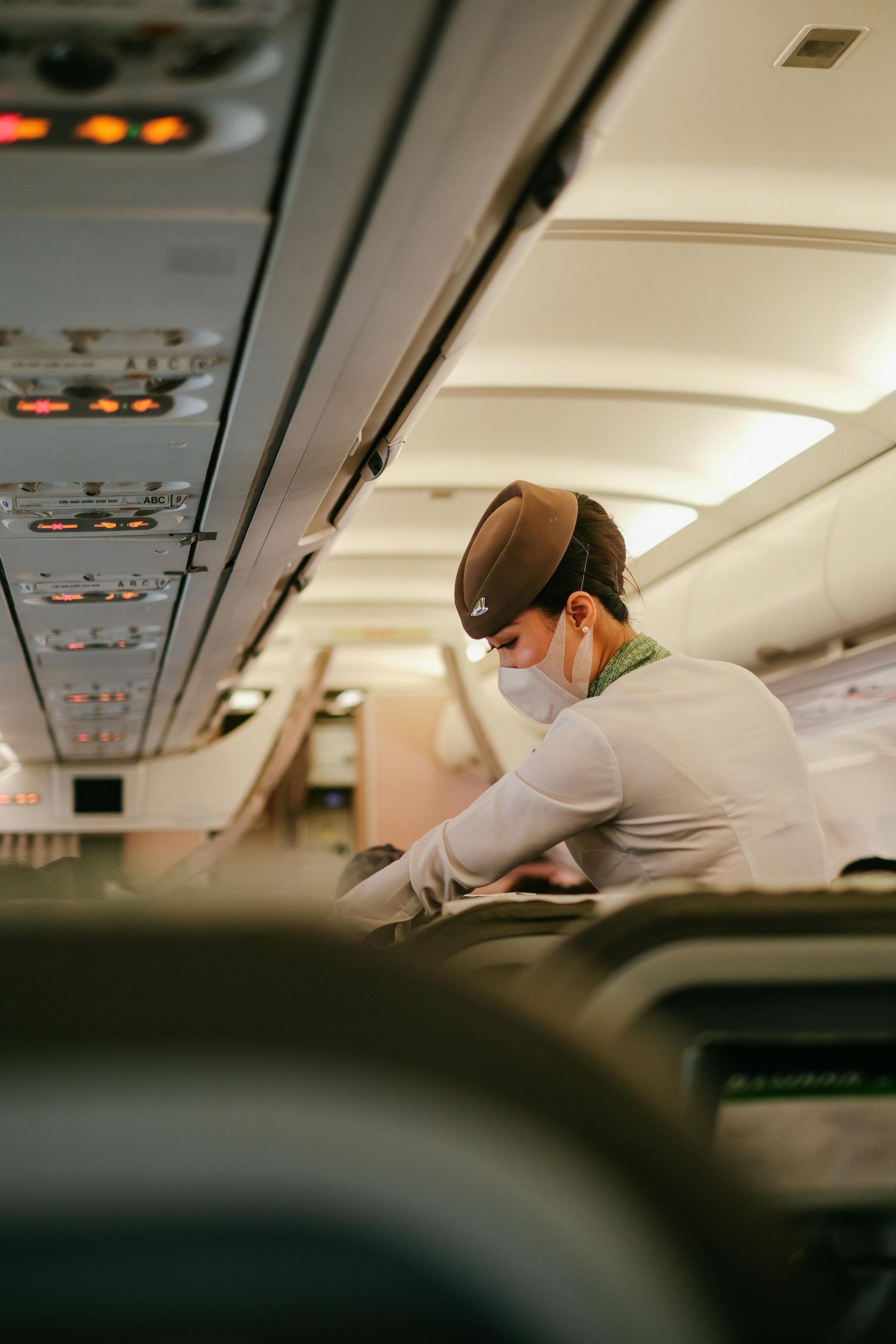 Une hôtesse de l'air dans un avion | Source : Pexels