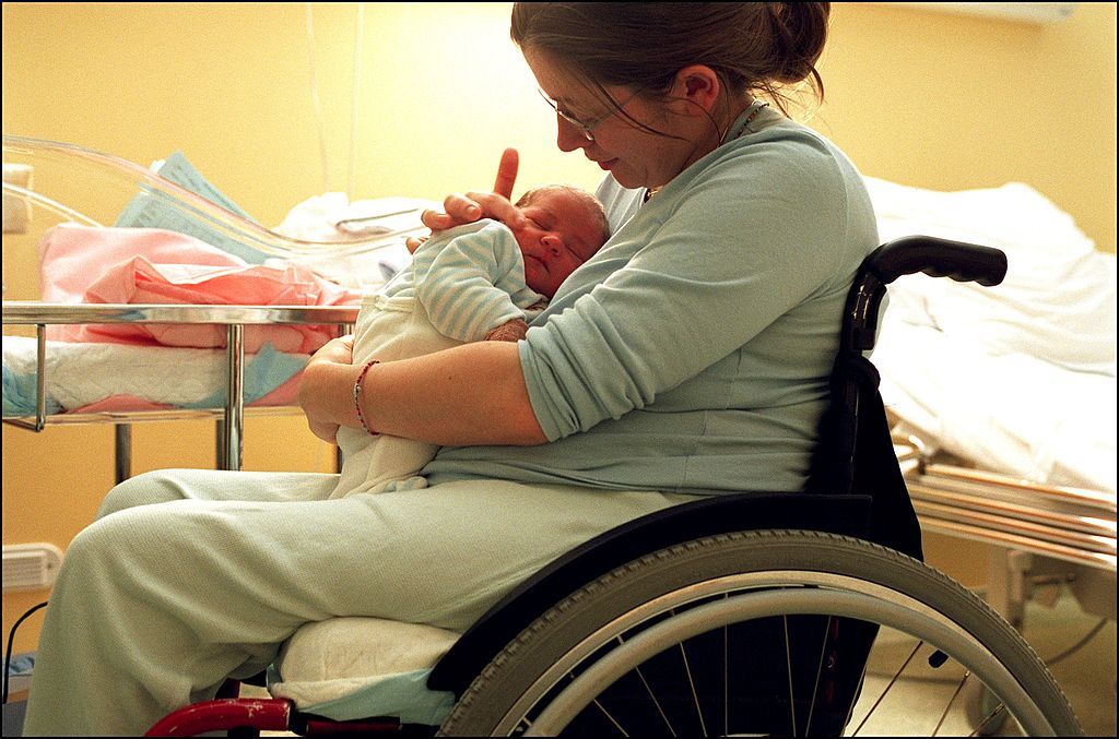 Une femme porte son nouveau né.| Photo : Getty Images