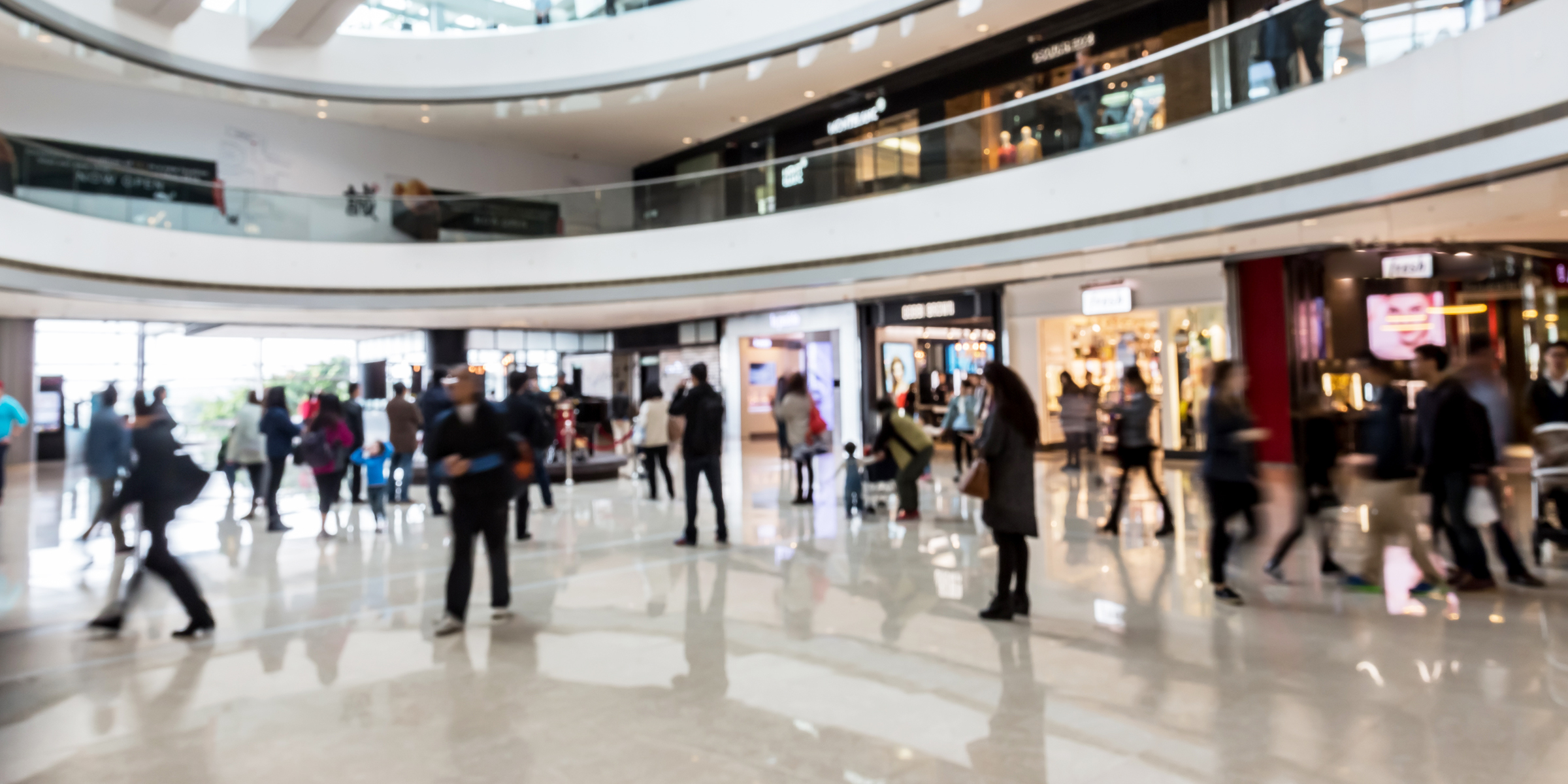 Des gens à l'intérieur d'un centre commercial | Source : Shutterstock