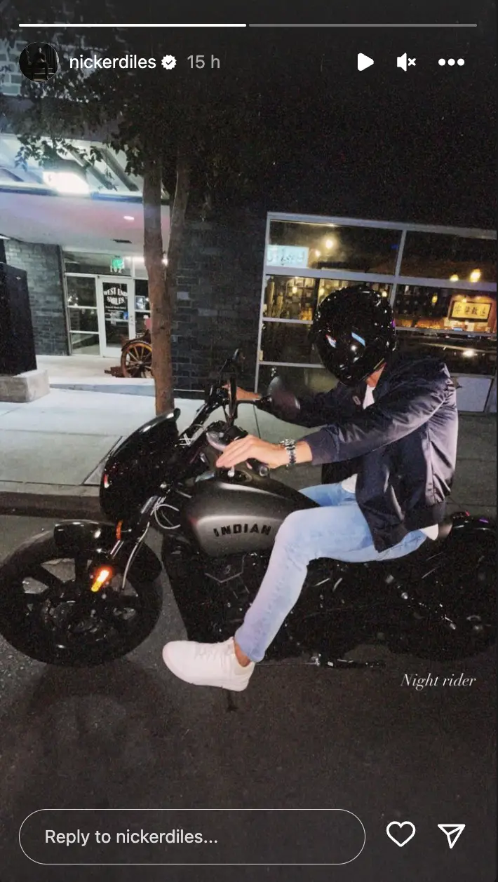 Nic Kerdiles posant sur une moto, daté du 22 septembre 2023 sur Instagram Stories