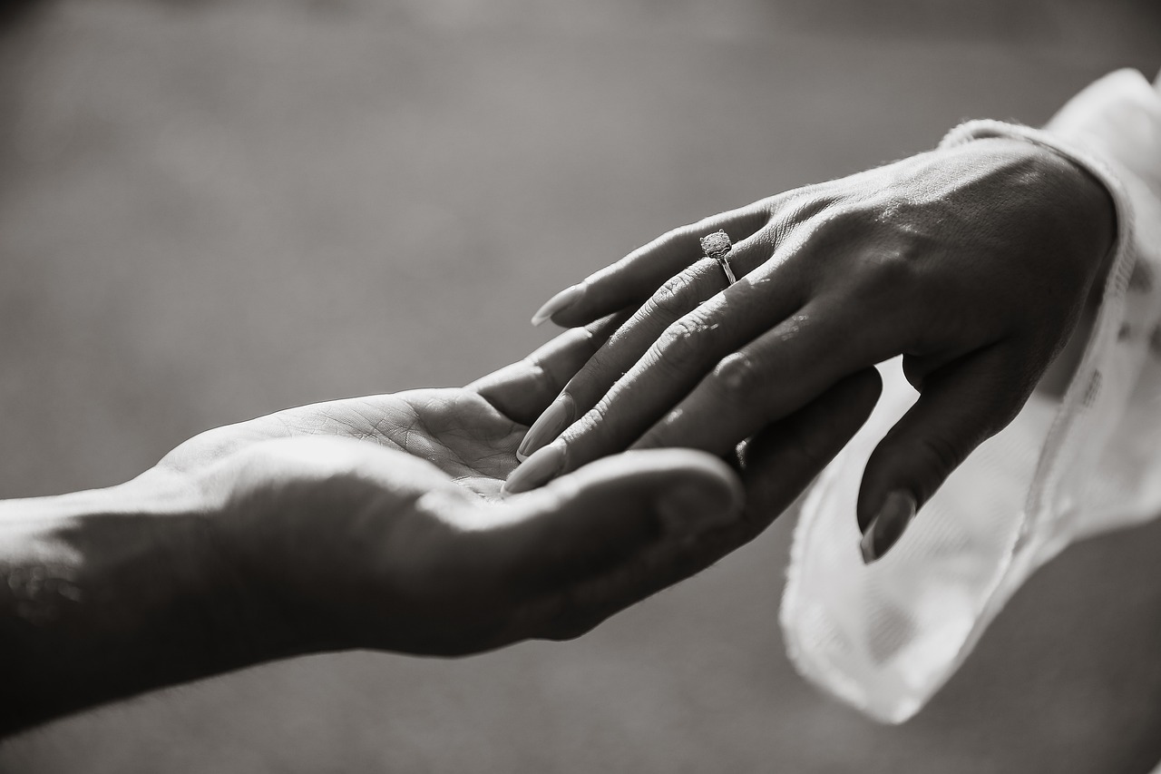 Couple se tenant la main avec une bague de fiançailles | Source : Pixabay