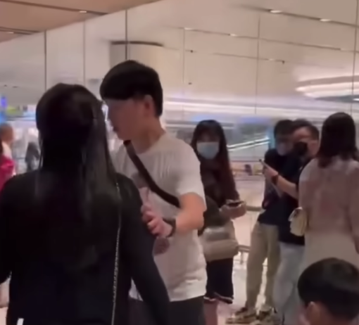 Un homme empêche sa femme de confronter sa nouvelle partenaire présumée. | Source : youtube.com/@SingaporeIncidentsChannel