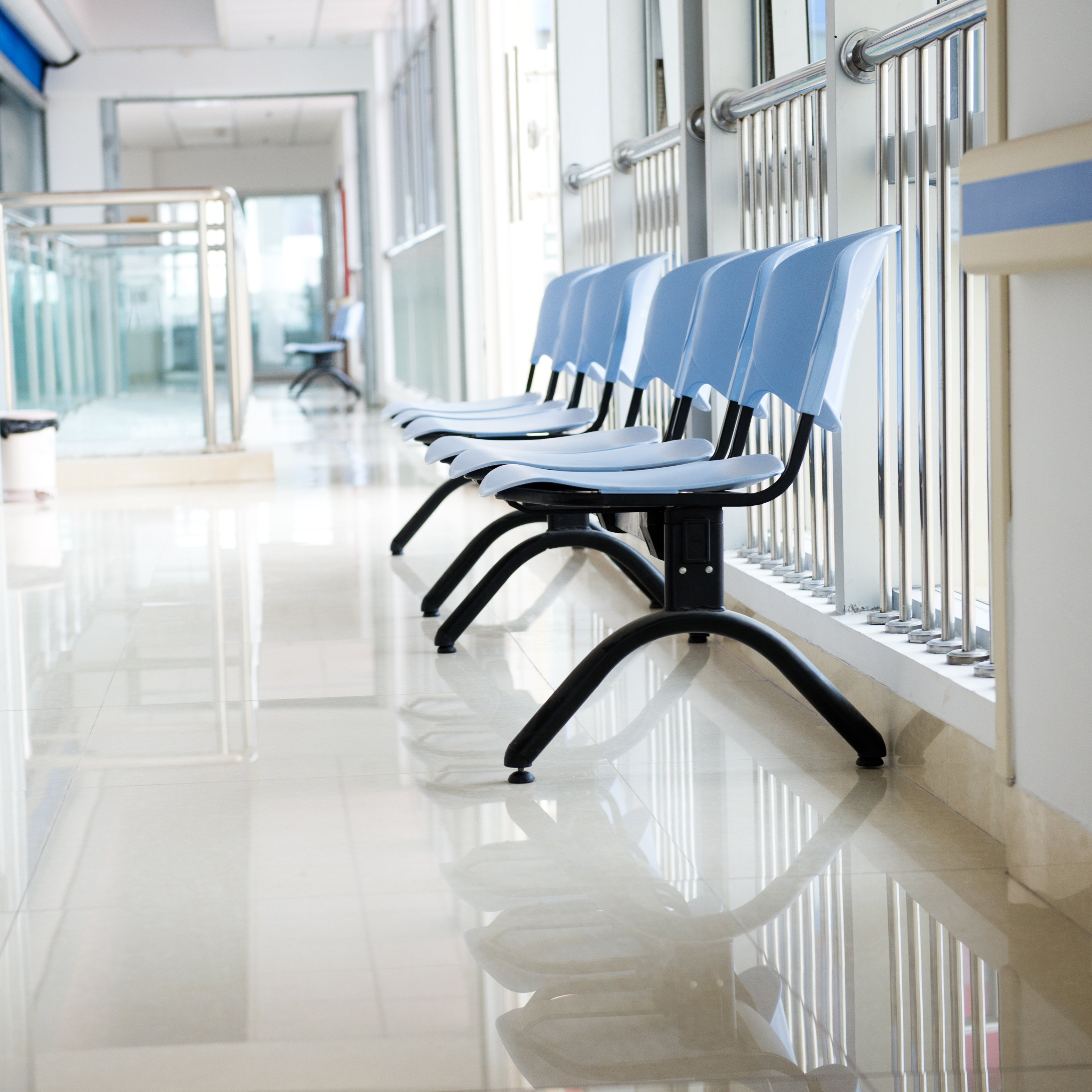 Chaises placées dans un couloir d'hôpital | Source : Shutterstock