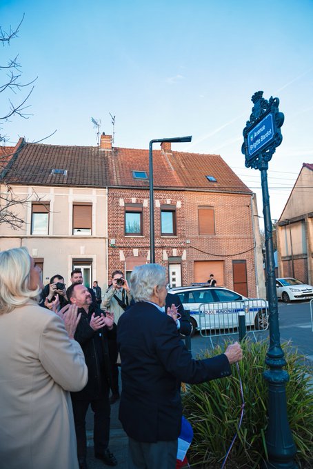 Marine Le Pen inaugurant l'avenue au nom de Brigitte Bardot  | Photo : X/Marine Le Pen