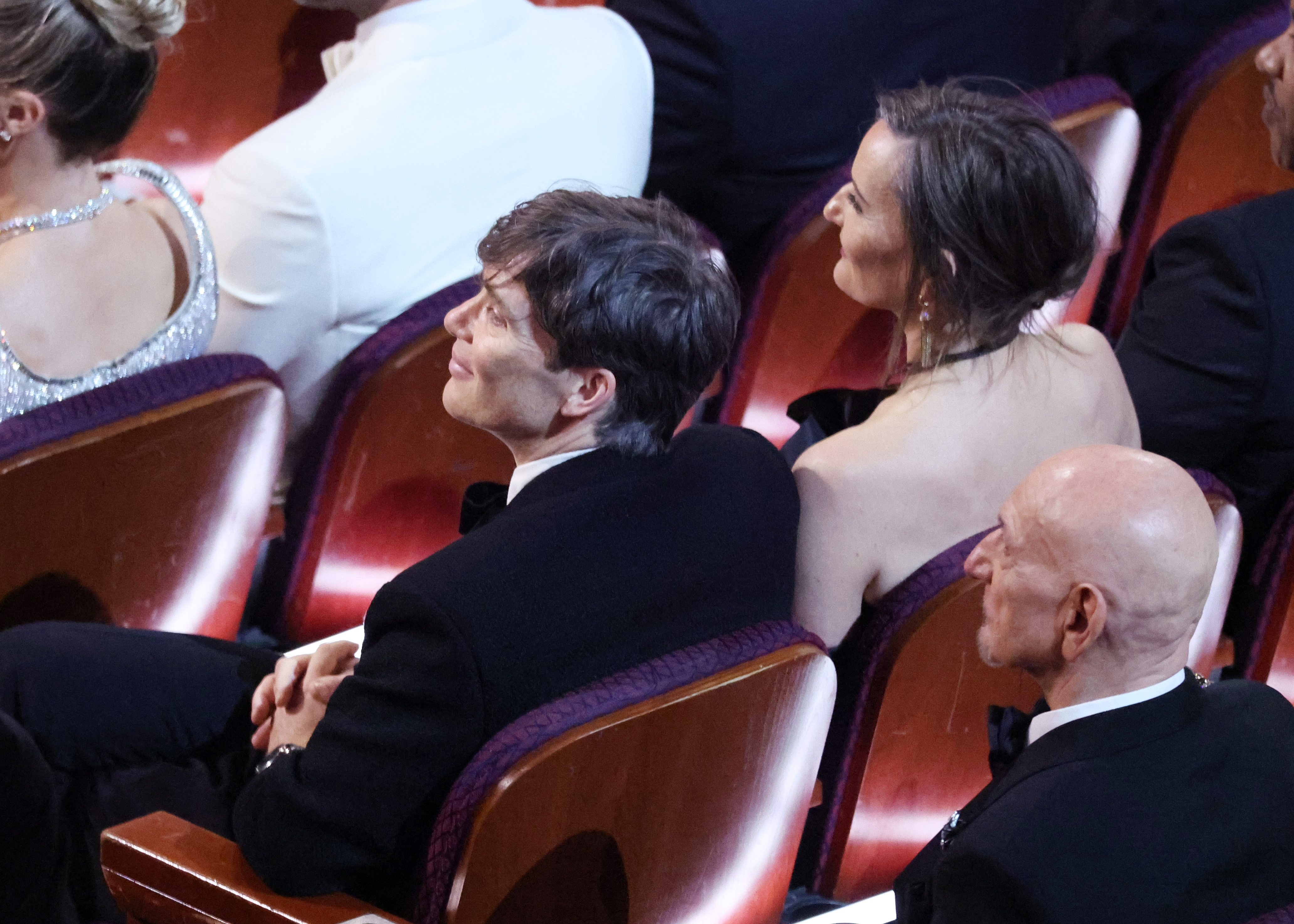 Cillian Murphy, Yvonne McGuinness et Ben Kingsley lors de la 96e cérémonie annuelle des Oscars qui se tient au Dolby Theatre le 10 mars 2024 à Los Angeles, Californie | Source : Getty Images