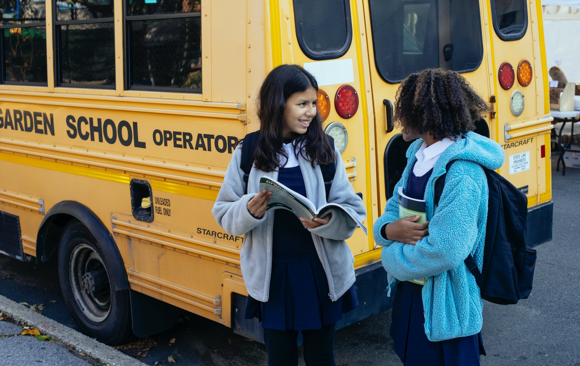 Alumnos junto a un autobús escolar | Fuente: Pexels