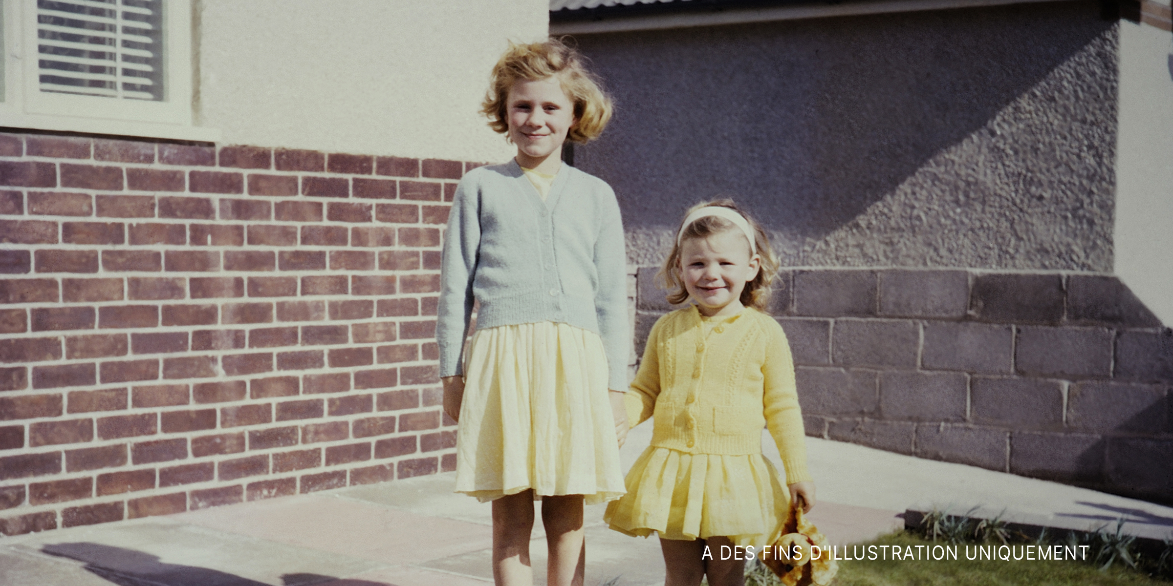 Deux filles sourient en posant pour une photo. | Source : Getty Images