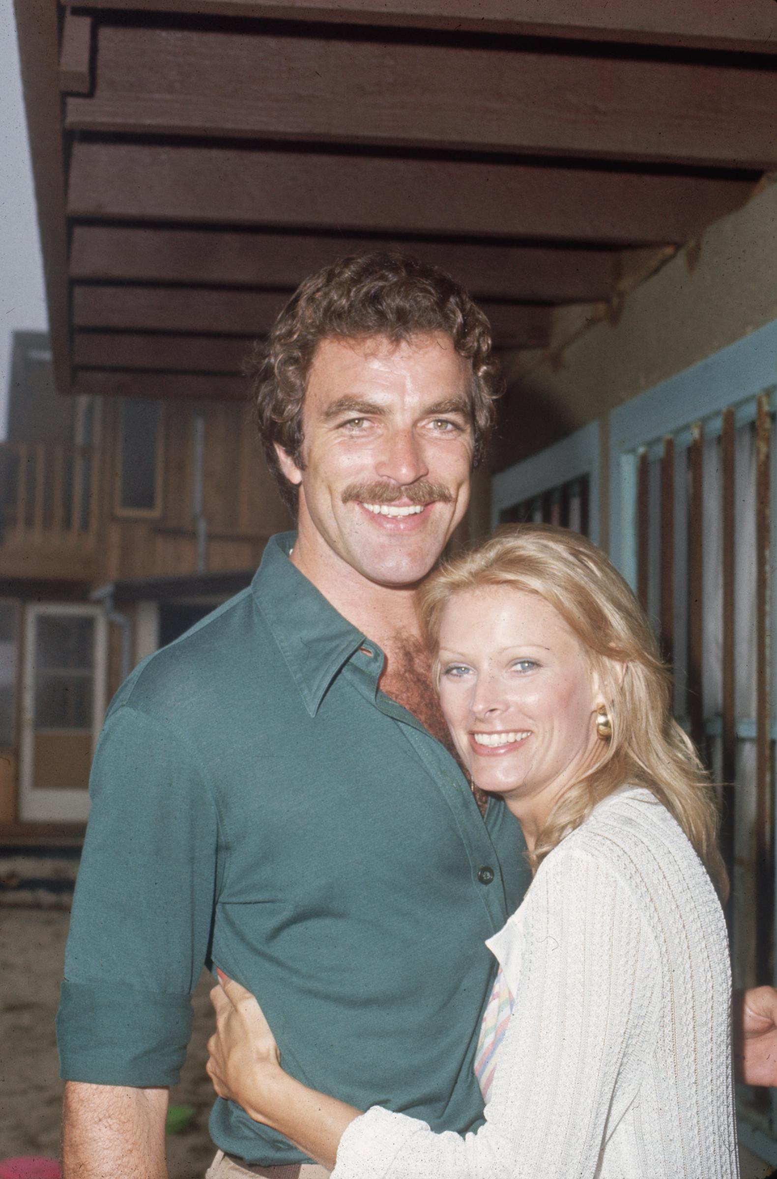 Tom Selleck et Jacquelyn Ray à la fête d'anniversaire de Robert Colbert, le 4 octobre 1975, à Malibu, en Californie. | Source : Getty Images