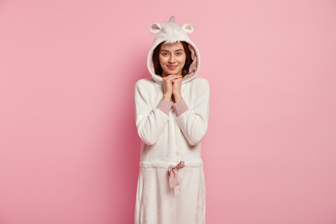 Une femme en grenouillère | Source : Freepik