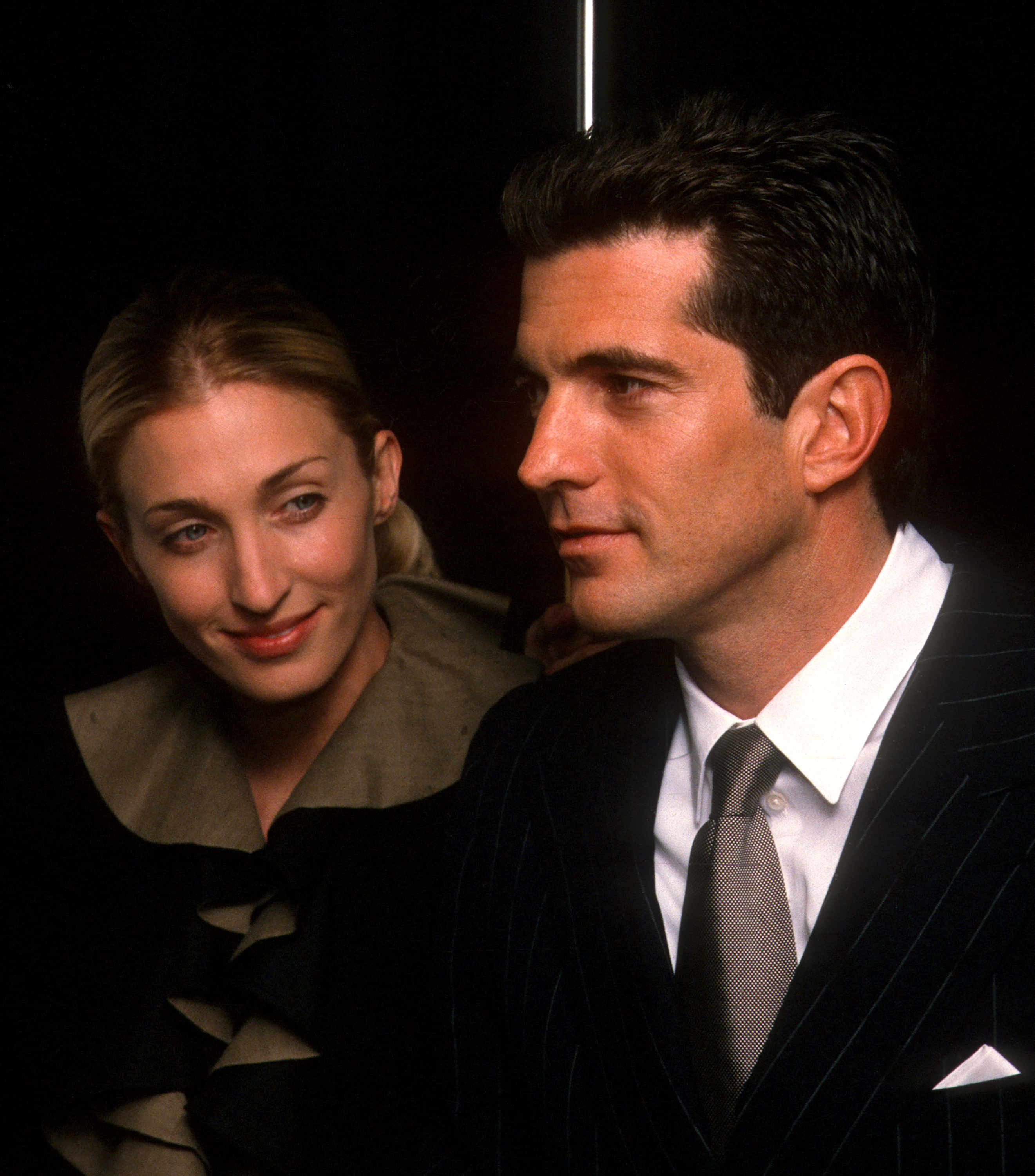 Carolyn Bessette et John F. Kennedy Jr. en 1999 à New York. | Source : Getty Images