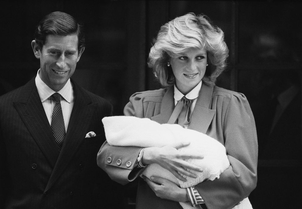 Le prince Charles et la princesse Diana, avec leur fils nouveau-né, le prince Harry, à l'hôpital St Mary de Paddington, Londres, le 16 septembre 1984 | Source: Getty Images