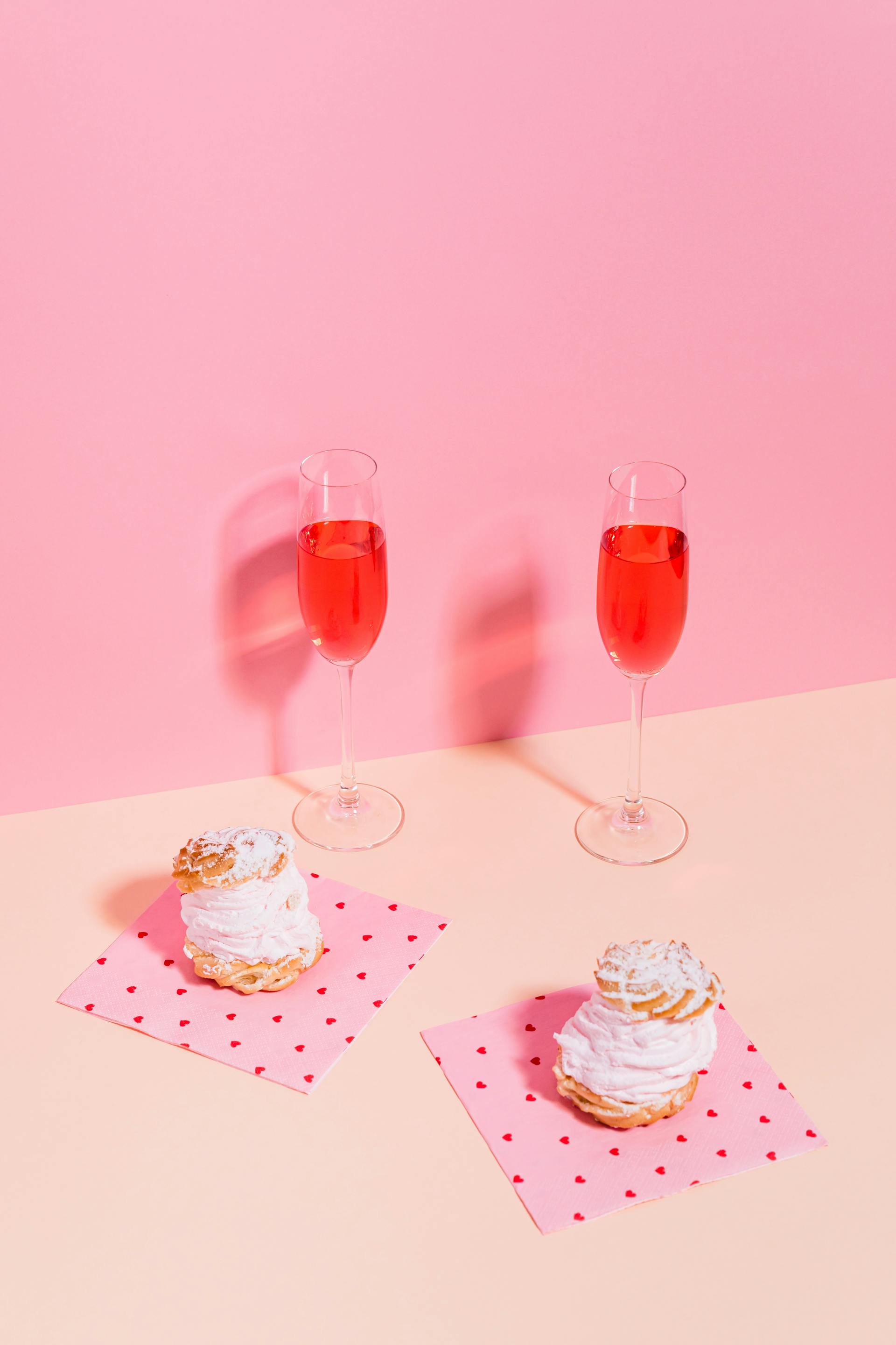 Des pâtisseries avec de la crème et des flûtes de champagne sur une table | Source : Pexels