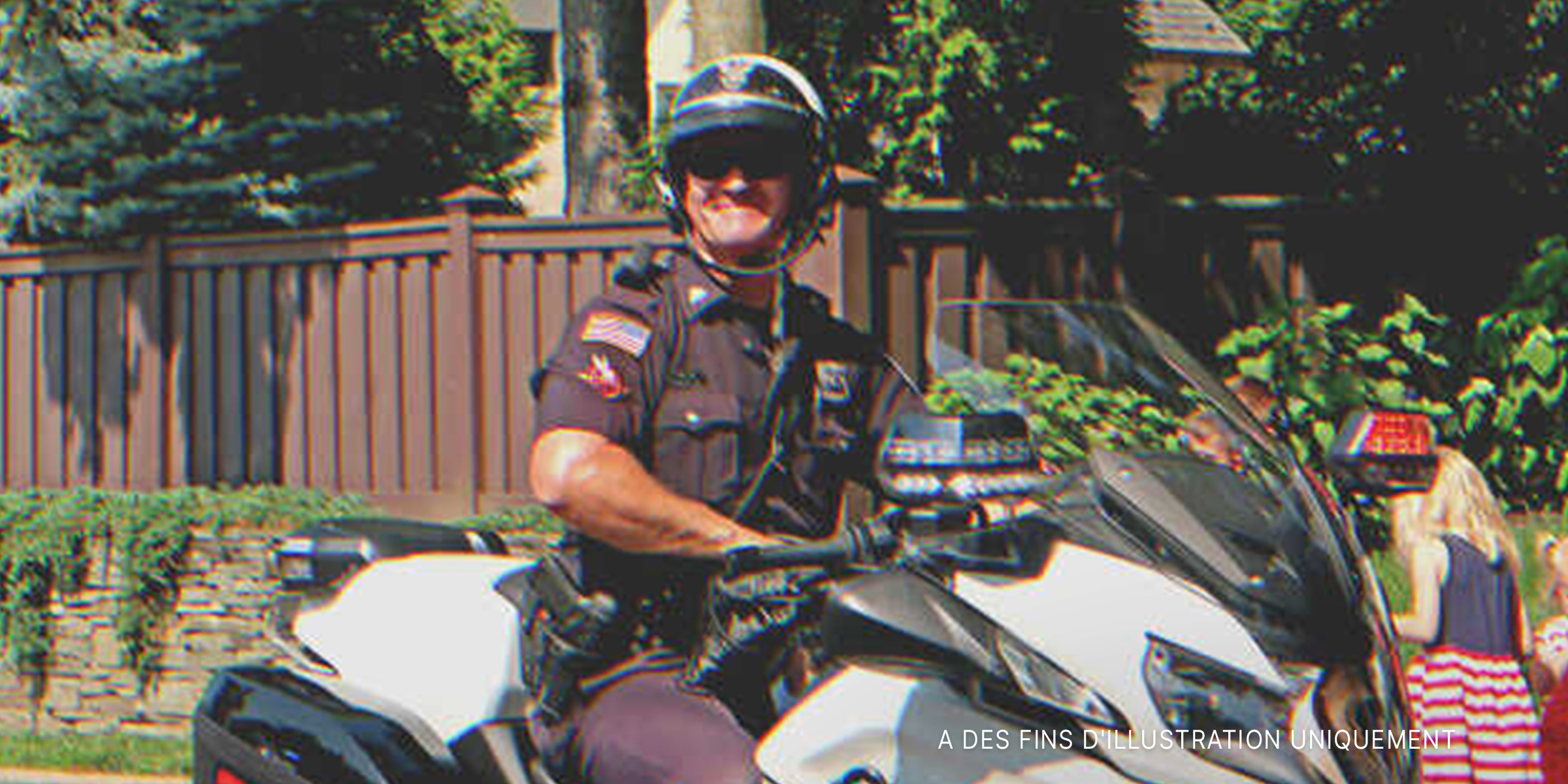 Policier sur une moto | Source : Shutterstock
