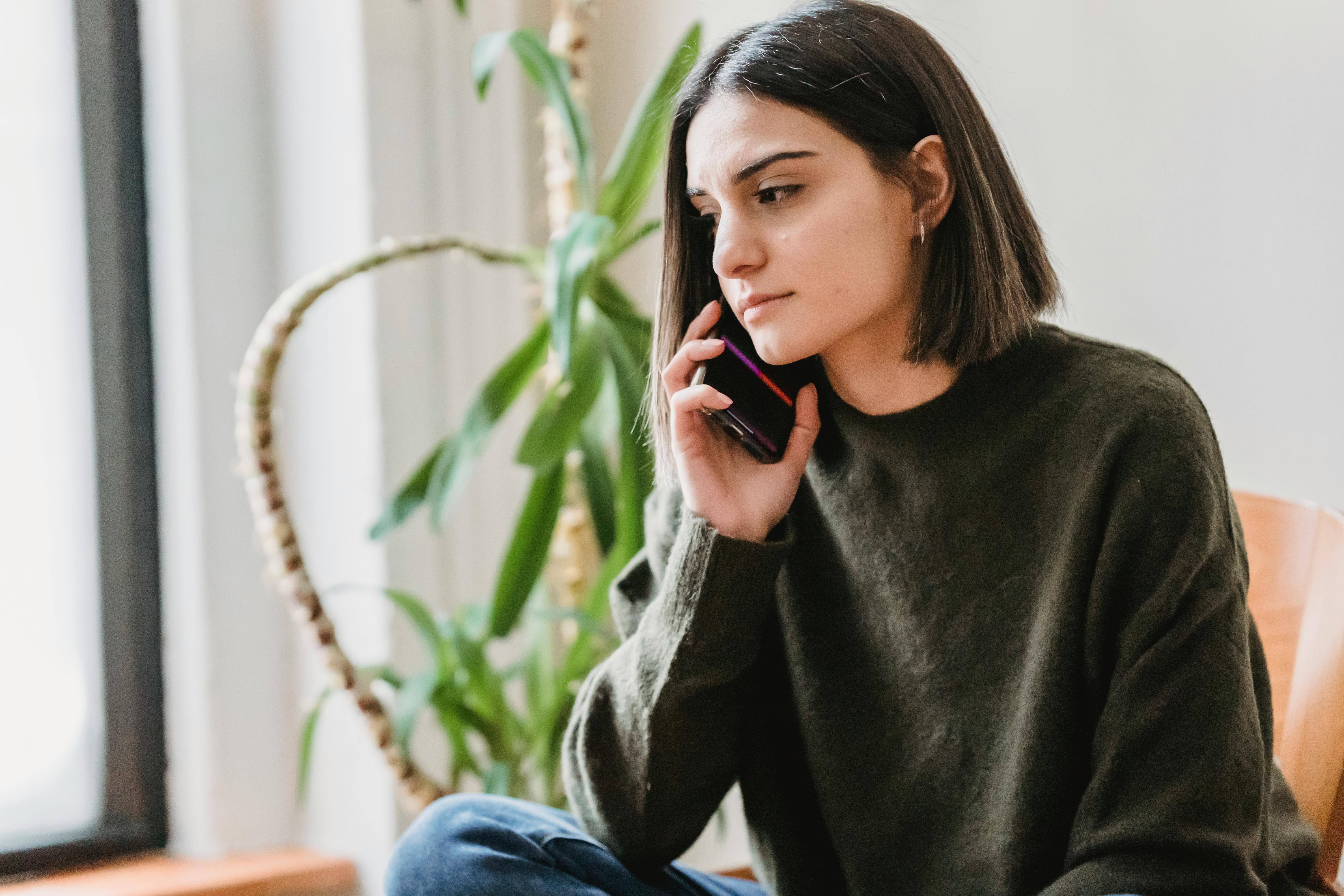 Une femme à l'air sévère sur son téléphone | Source : Pexels