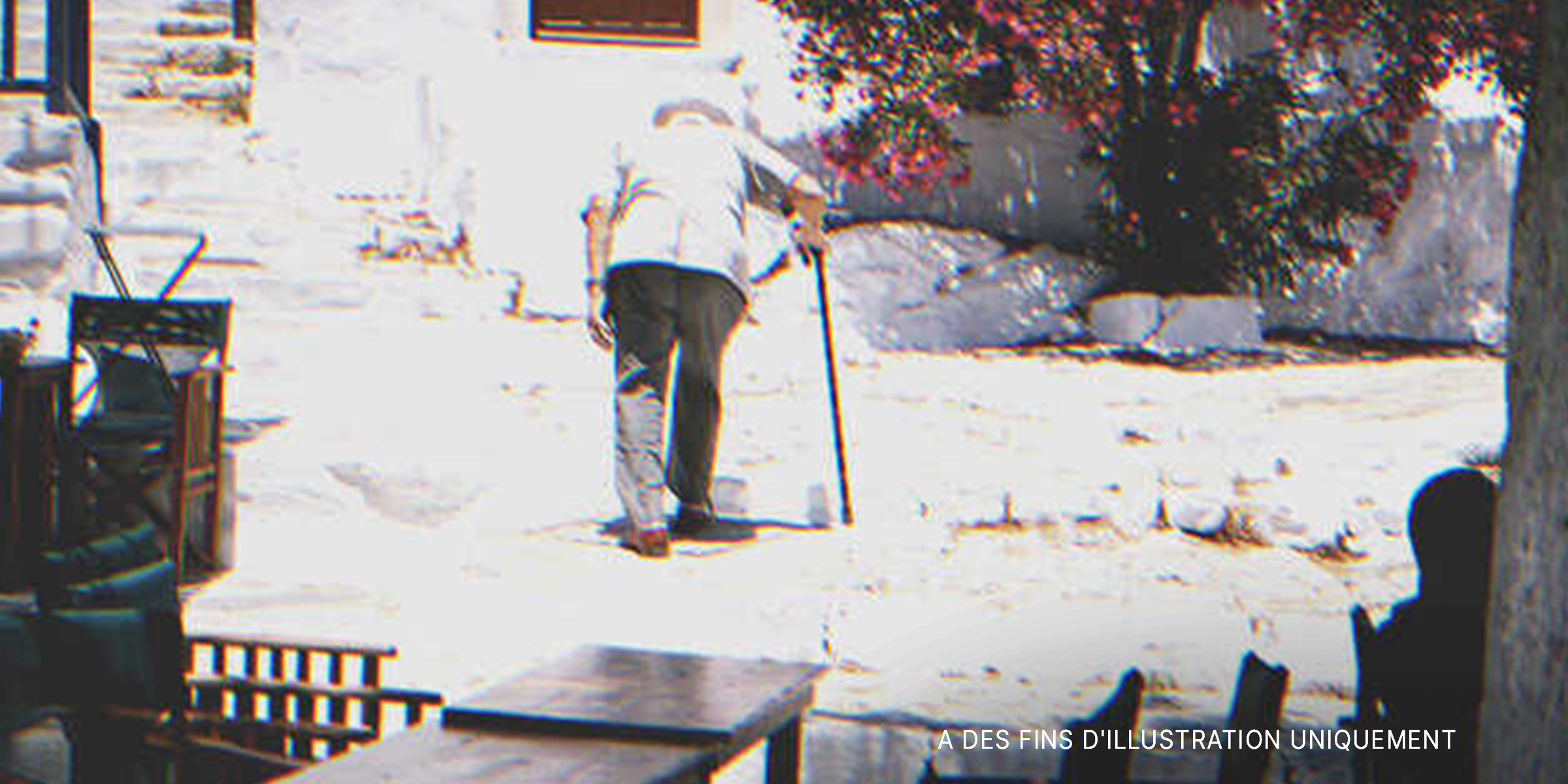 Un homme âgé marchant avec une canne | Source : Shutterstock