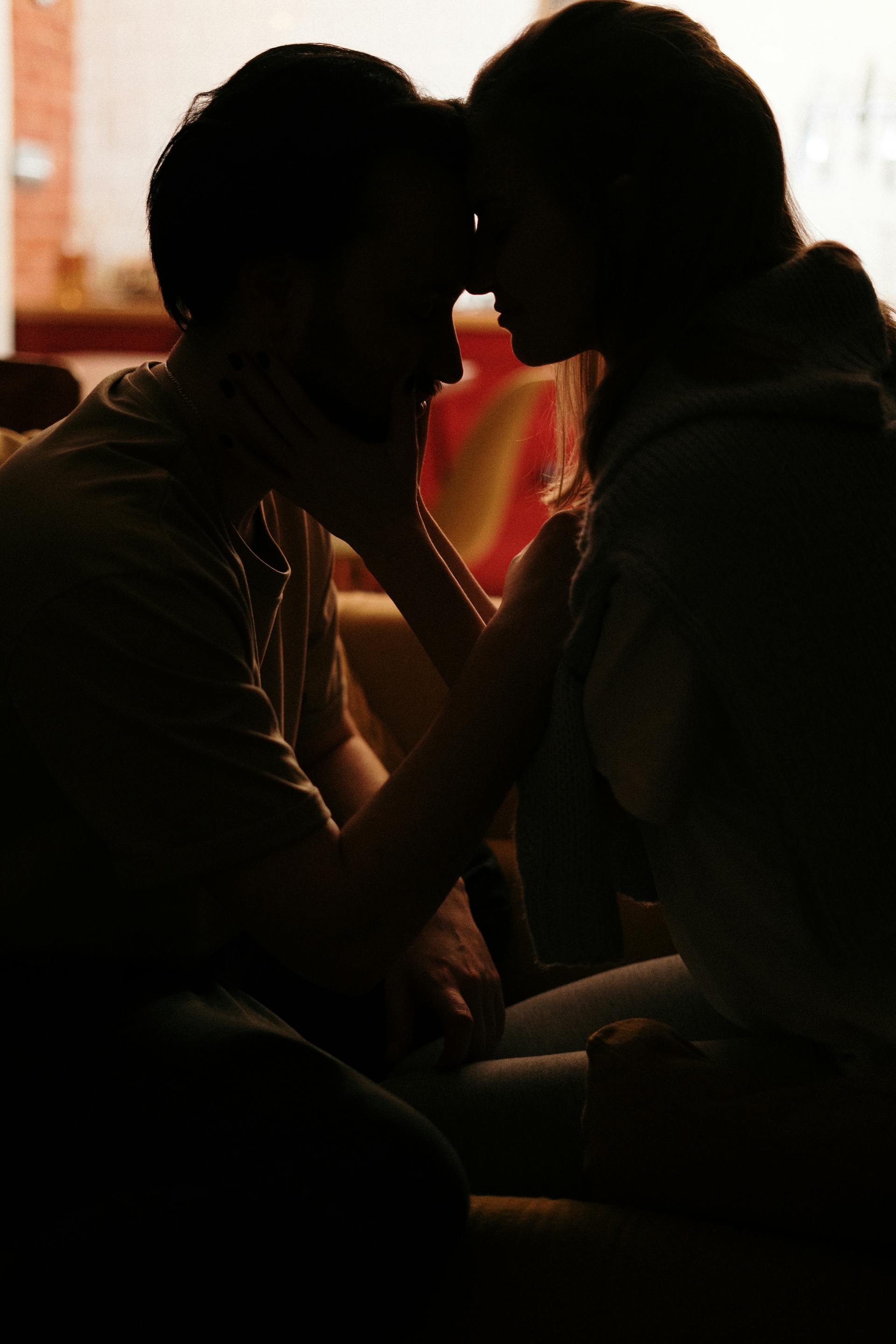 Un couple qui s'embrasse | Source : Pexels