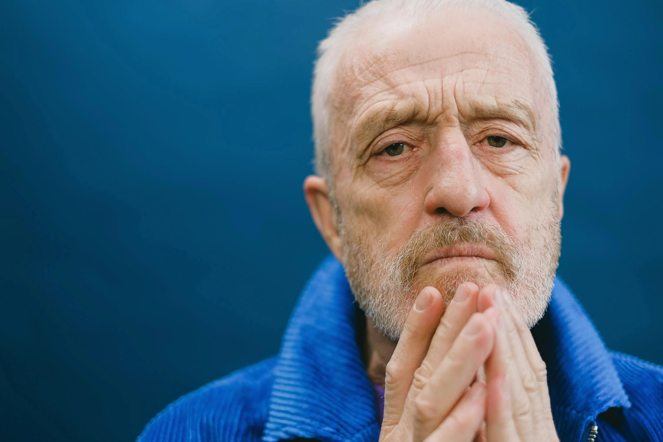 Un homme mûr et sérieux | Source : Pexels