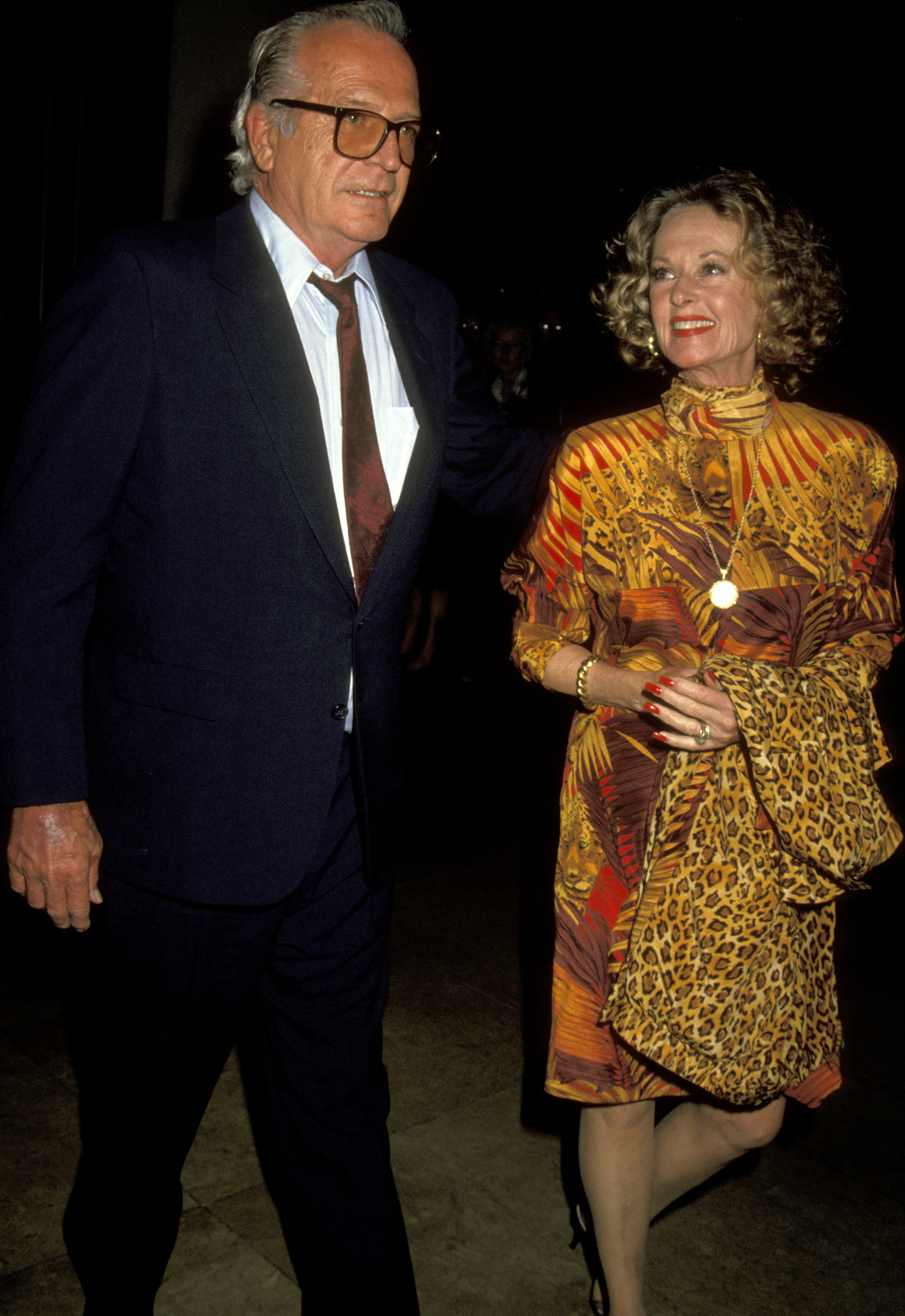 Luis Barrenecha et Tippi Hedren pendant que George Schlatter est honoré lors d'une soirée de bienfaisance pour le Scott Newman Center à Beverly Hills, Californie, le 1er novembre 1992. | Source : Getty Images