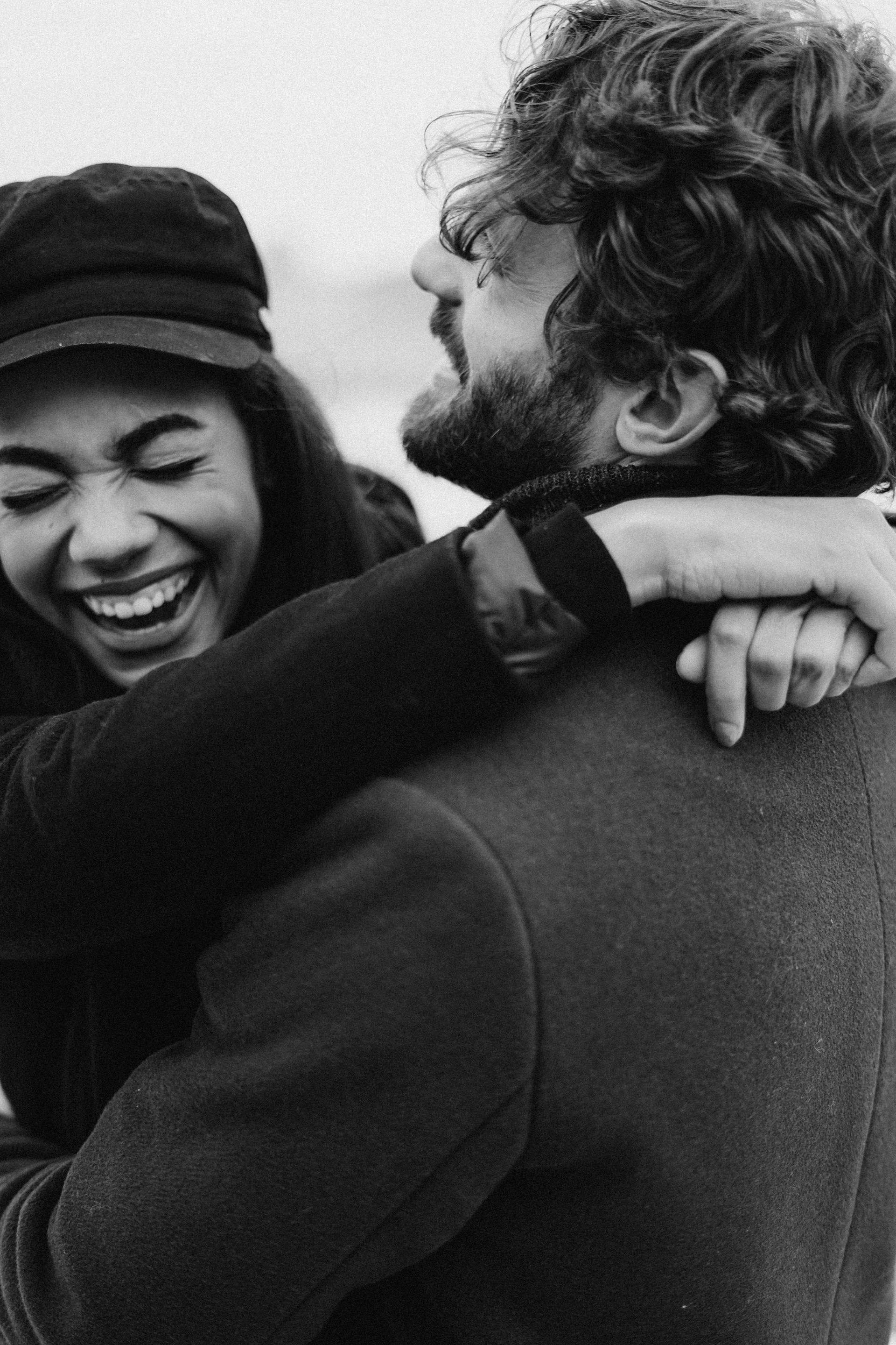 Une photo monochrome d'un couple en train de rire | Source : Pexels