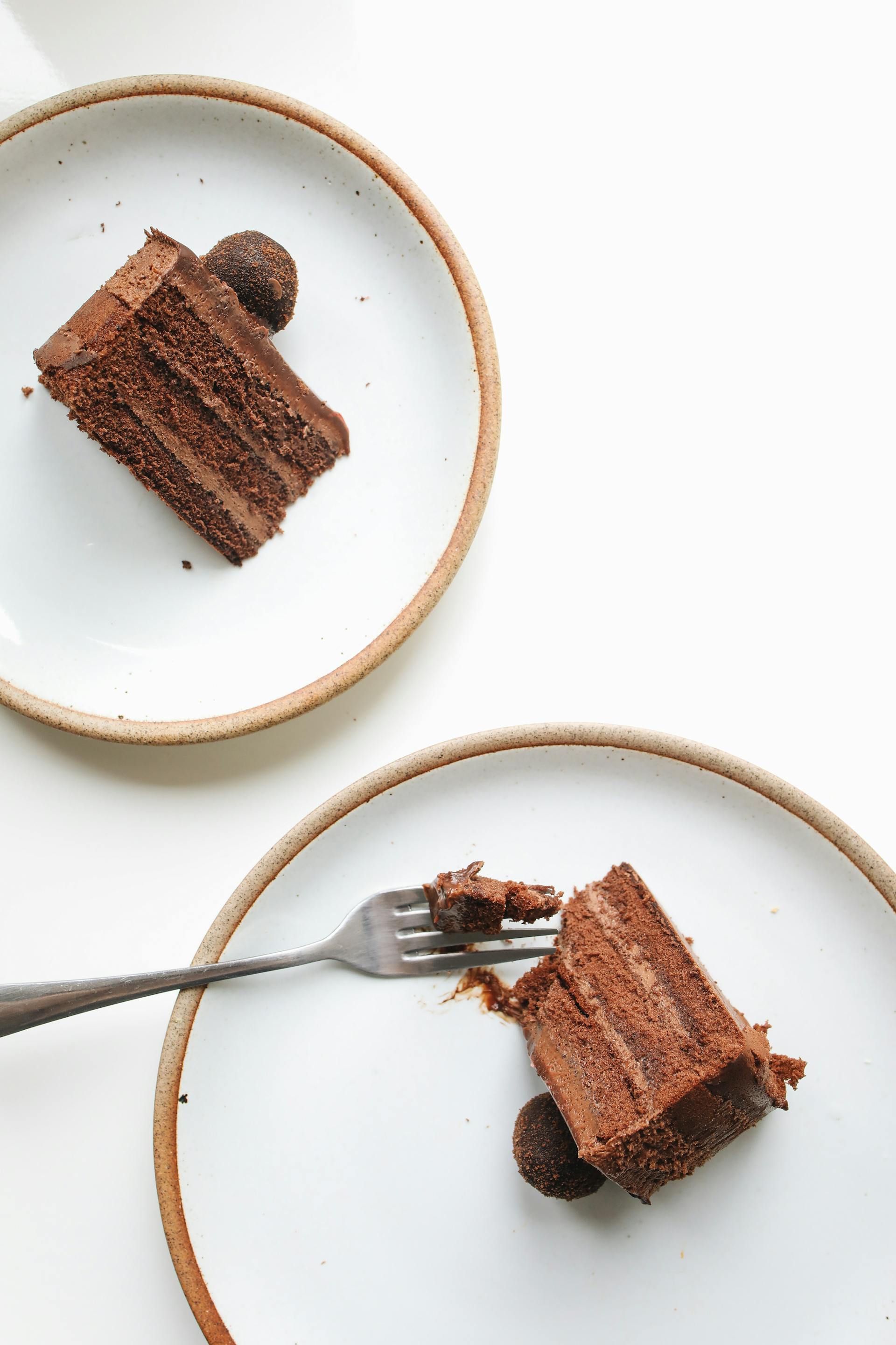 Tranches de gâteau au chocolat sur des assiettes | Source : Pexels