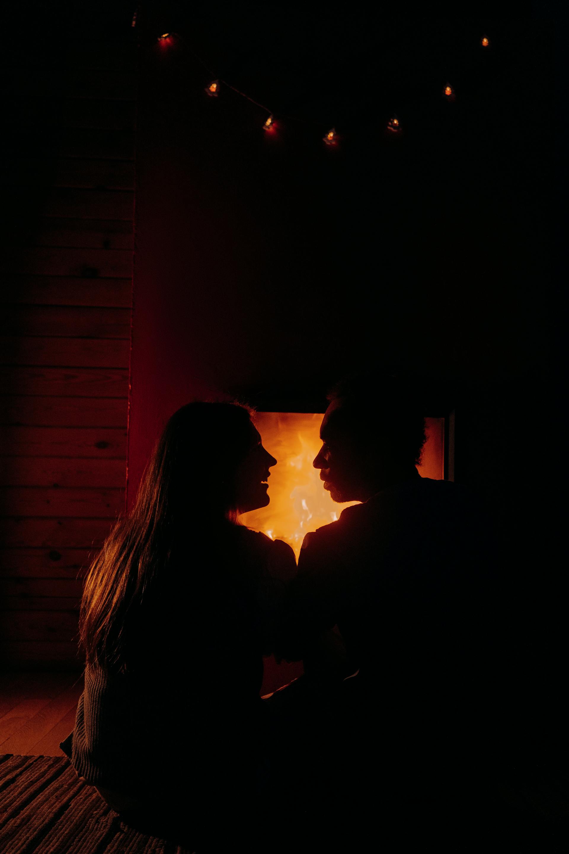 Un couple assis devant un feu | Source : Pexels