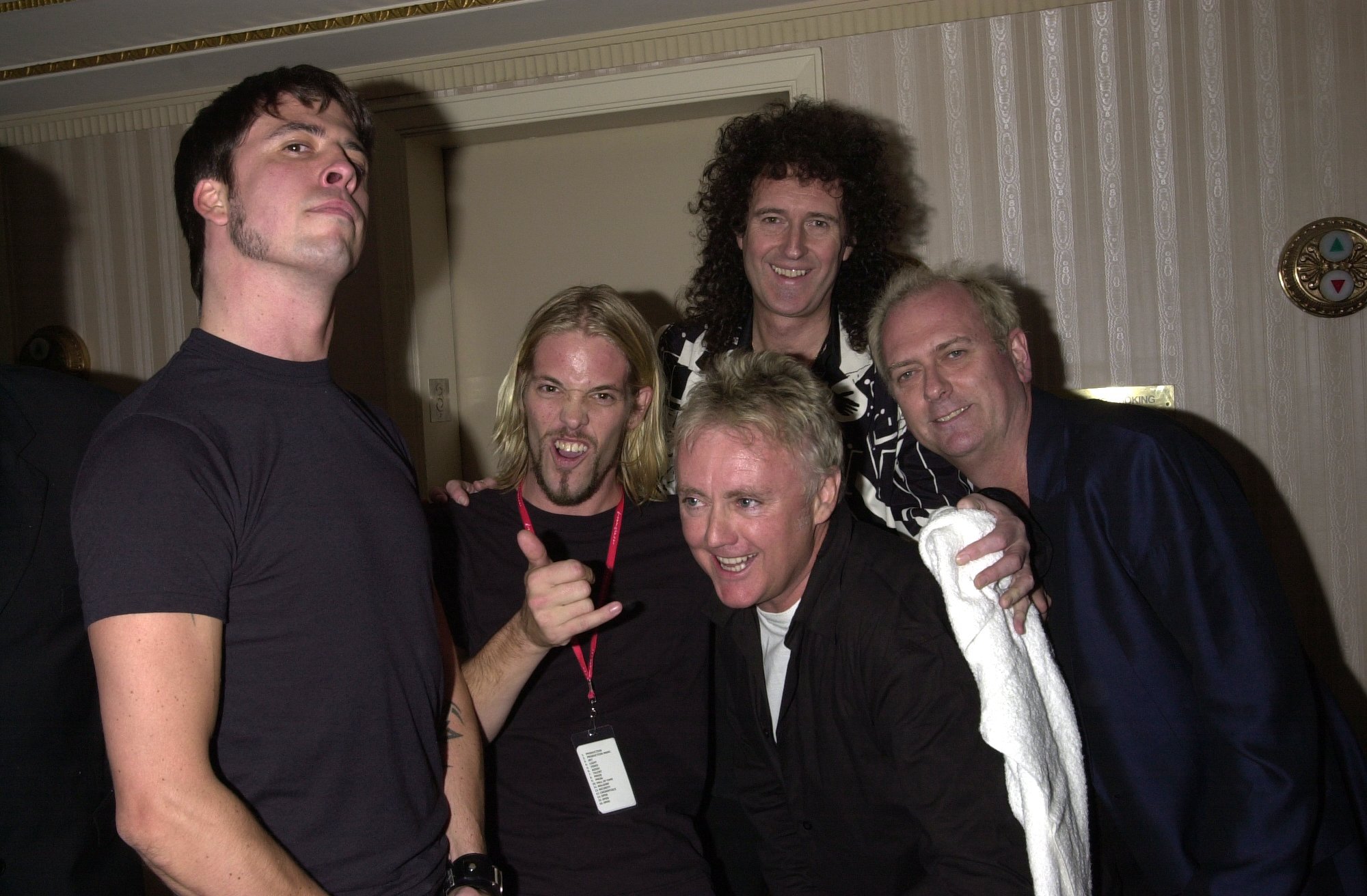 Brian May et Roger Taylor de Queen, avec Dave Grohl, Taylor Hawkins et Nate Mendel des Foo Fighters lors de la 16e cérémonie annuelle d'intronisation au Rock and Roll Hall of Fame, en 2001. | Source : Getty Images