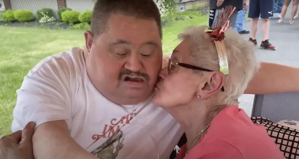 Bobbi Wittkugle embrasse son fils, Joey Wittkugle | Source : YouTube.com/WKBN27