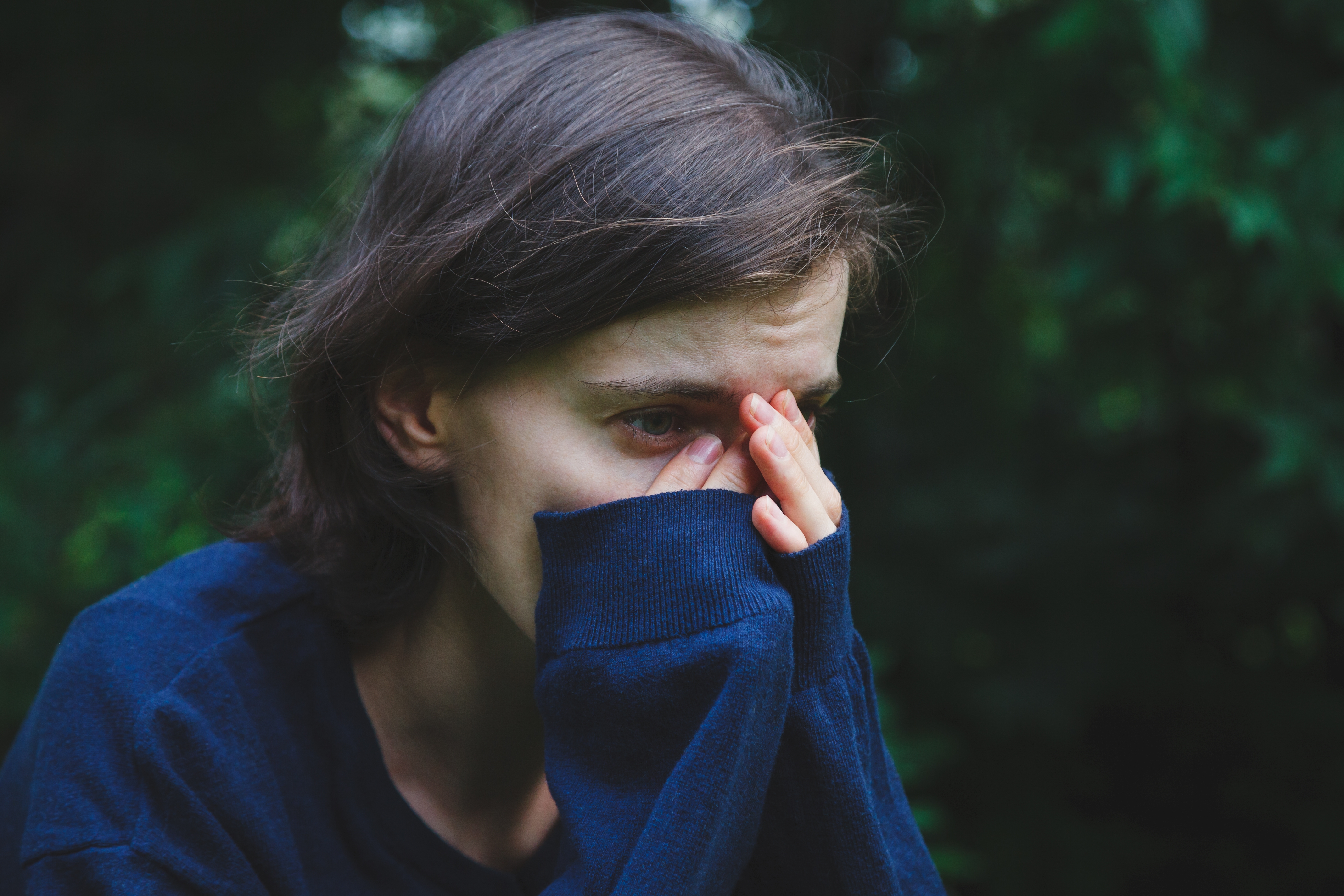 Une femme contrariée qui se couvre le visage avec ses mains | Source : Shutterstock