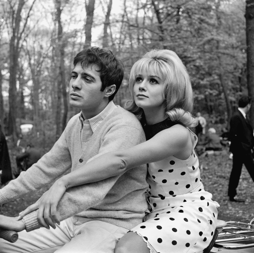 FRANCE - VERS 1963 : Guy Bedos et Sophie Daumier lors du tournage du film "Dragees au poivre" de Jacques Baratier. France, 1963. | Photo : Getty Images