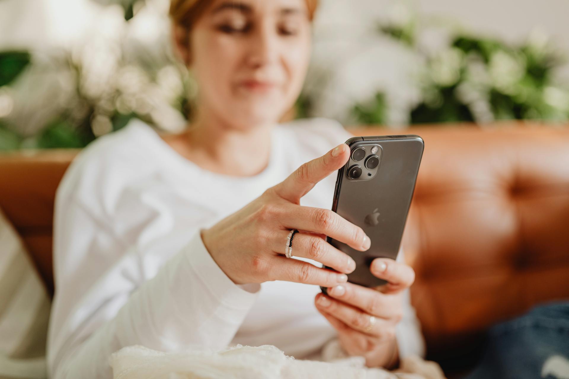 Une femme qui regarde son téléphone | Source : Pexels