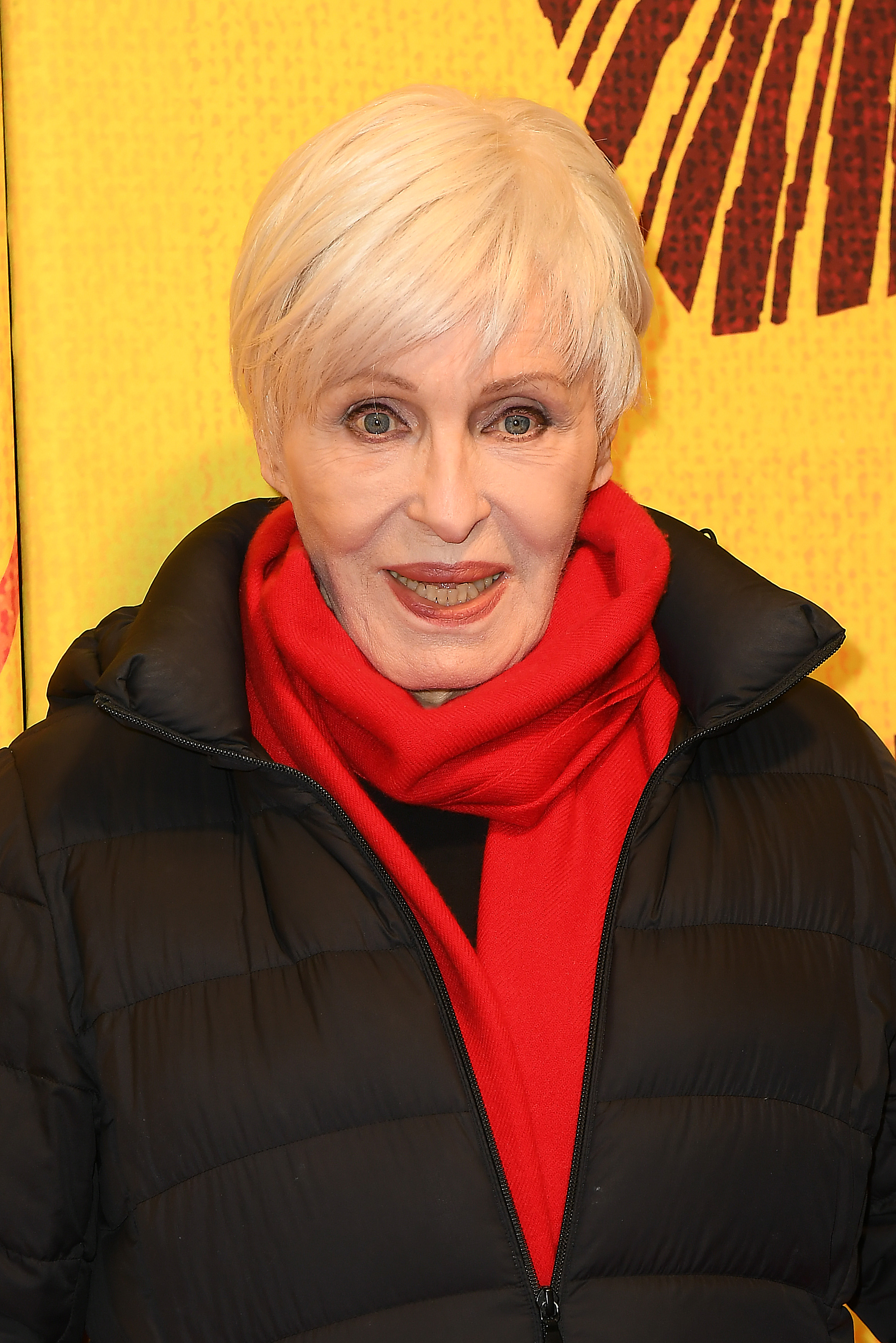 Nicole Croisille assiste au tapis rouge de la comédie musicale "Le Roi Lion" au Théâtre Mogador le 11 novembre 2021 à Paris, France I Source : Getty Images